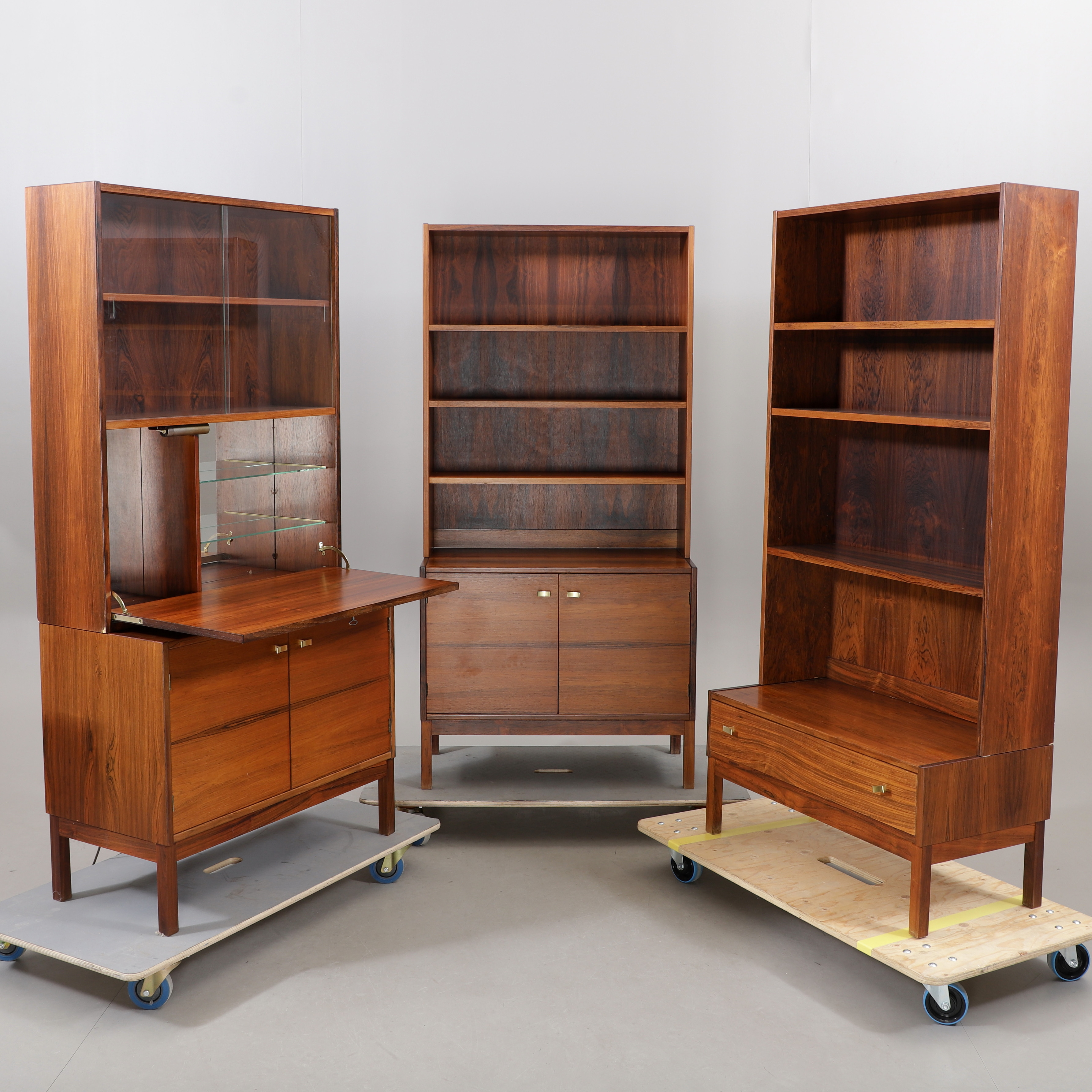 HYLLSEKTIONER, 3 st, jakaranda, 1900-talets andra hälft.