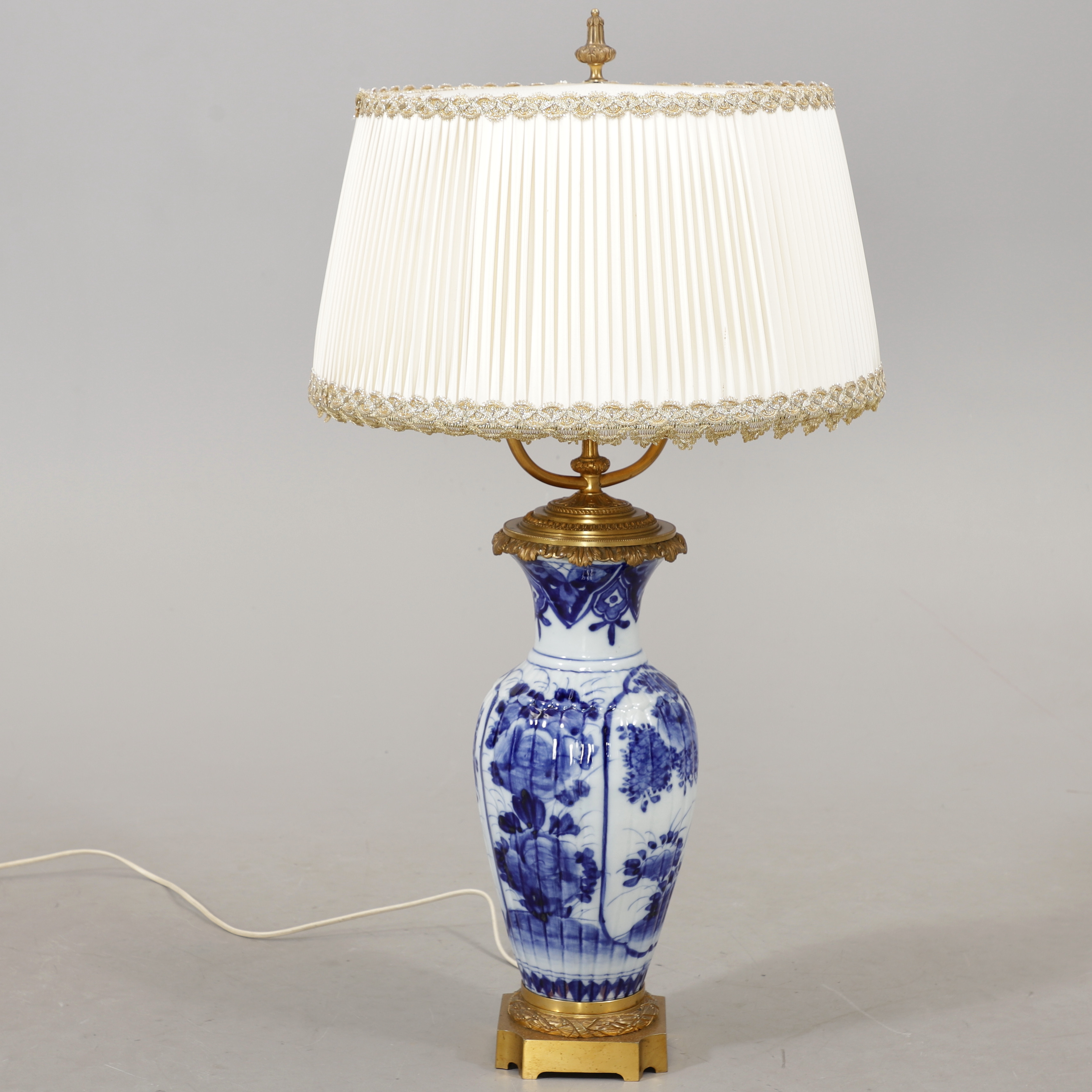 BORDSLAMPA, porslin, mässing, 1900-talets första hälft.