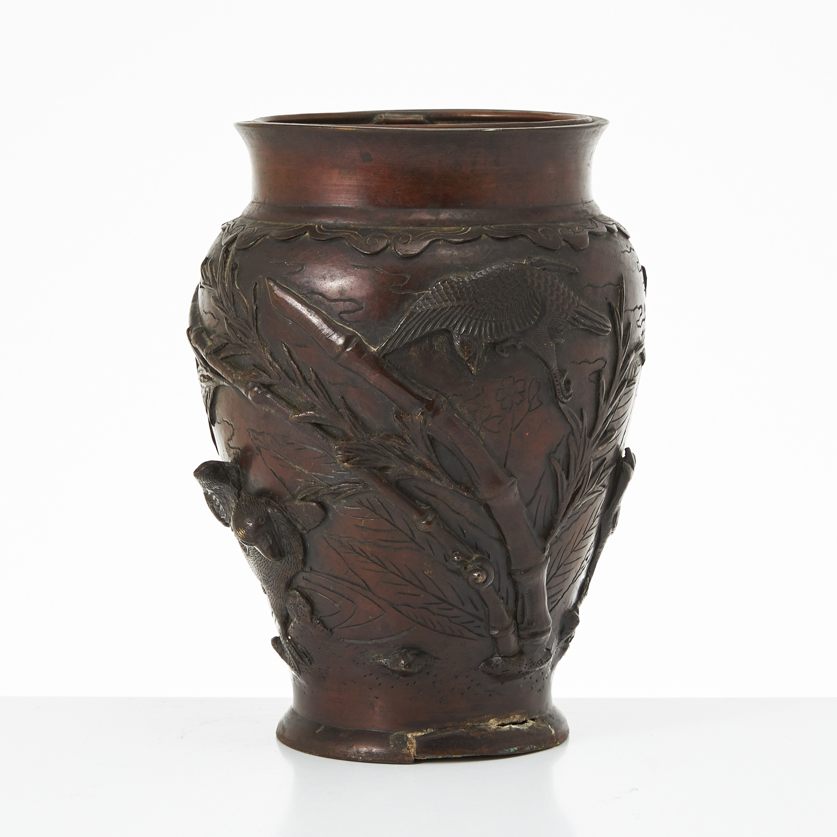 VAS, brons, Japan, Meiji (1868-1912), dekor i relief av fåglar vid bambu, med insats.