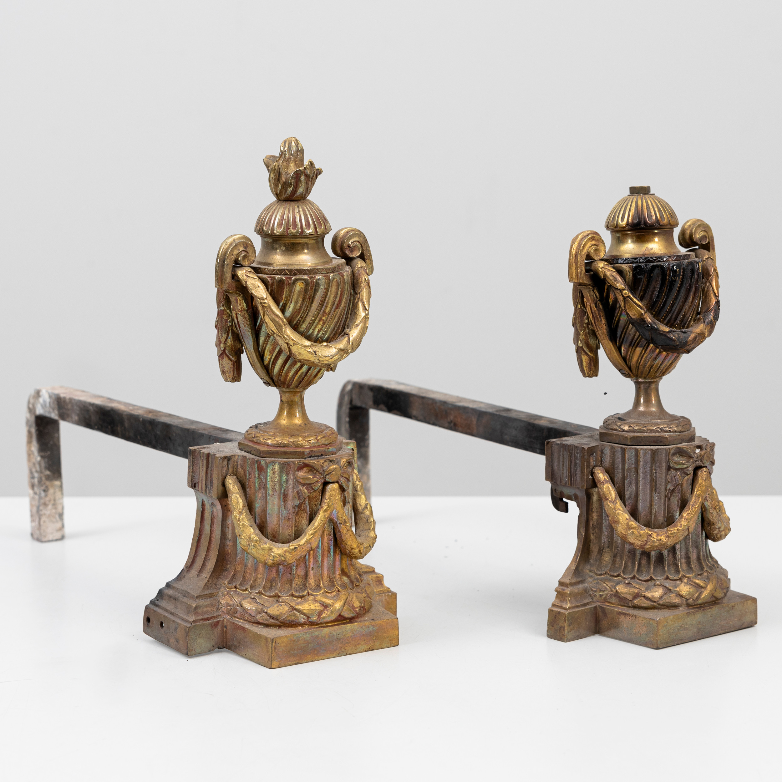 ELDHUNDAR, ett par, förgyllda, Louis XVI-stil, 1800-talets andra hälft.