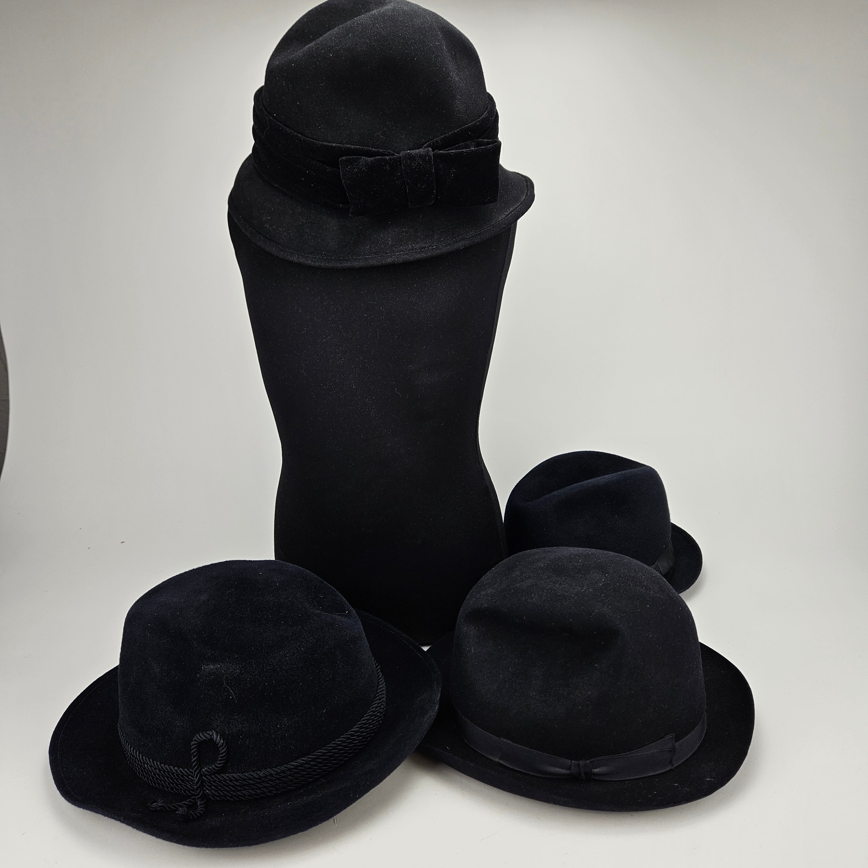 HATTAR, 4 st, bland annat NK, 1900-tal.