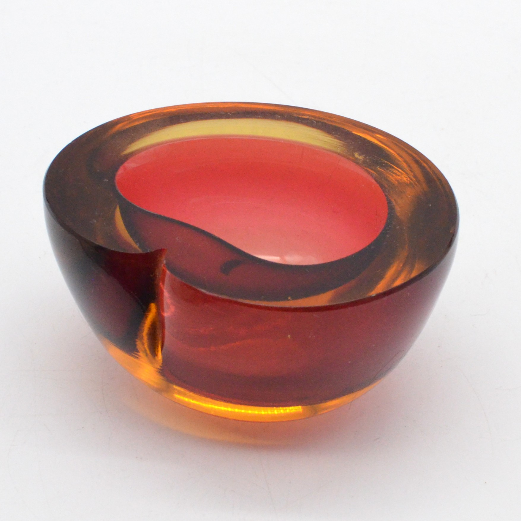 FLAVIO POLI. MURANO GLAS SGHALE, SOMMERSO, ROT-GELB-ORANGE, ITALIEN, UM 1950.