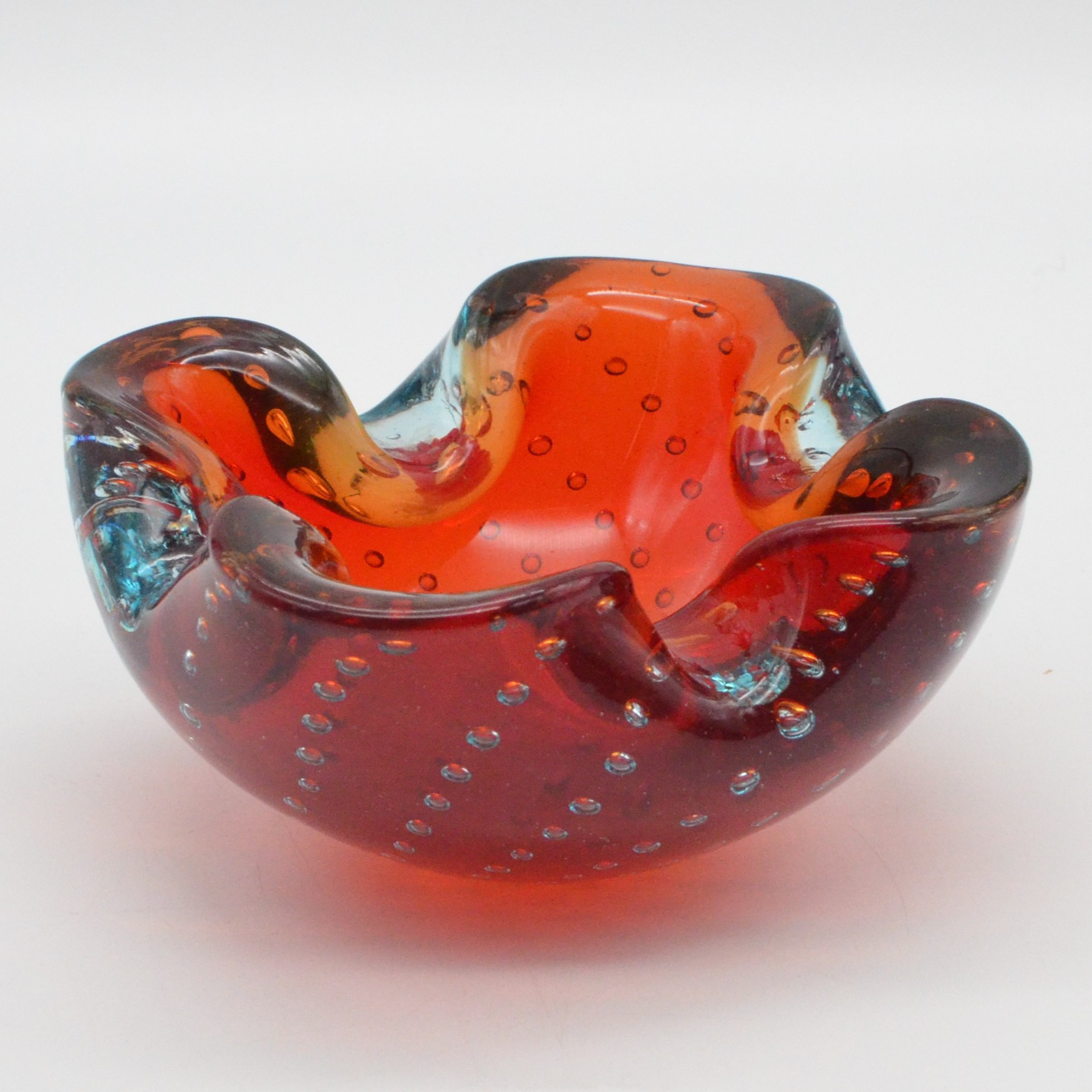 FLAVIO POLI. SCHALE, MURANO GLAS, FÜR SEGUSO, ROT-BLAU-TRANSPARENT, SOMMERSO UND BULLICANTE, DM CA. 13,5CM.
