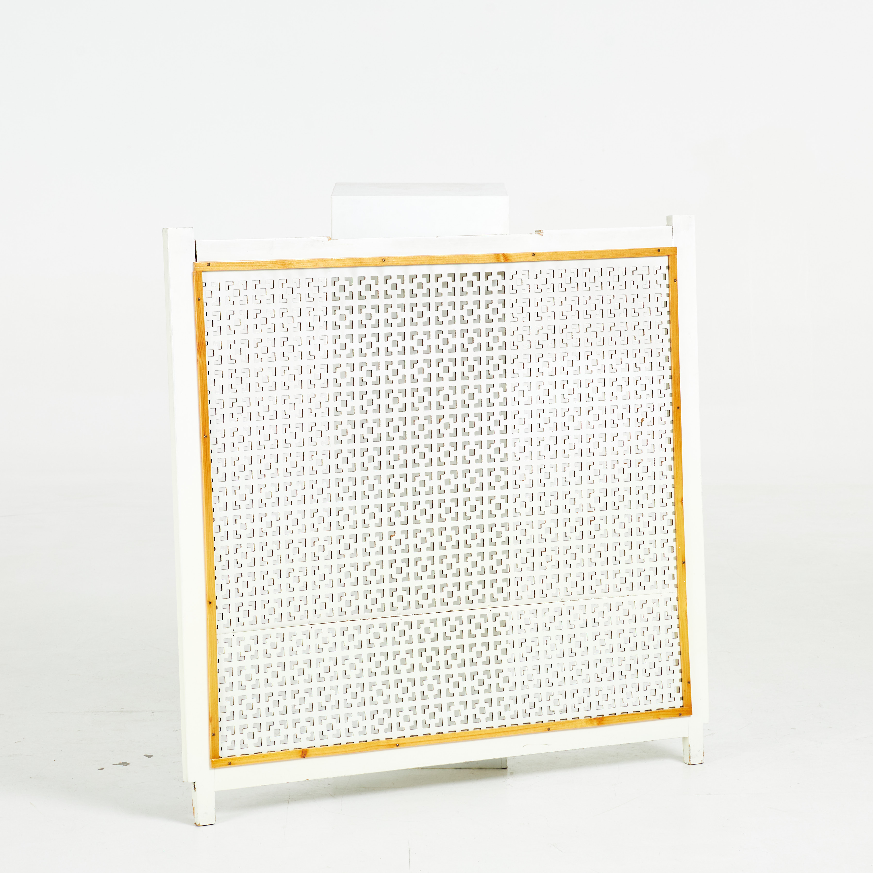 ELEMENTSKYDD, trä/masonit, 1900-talets andra hälft.