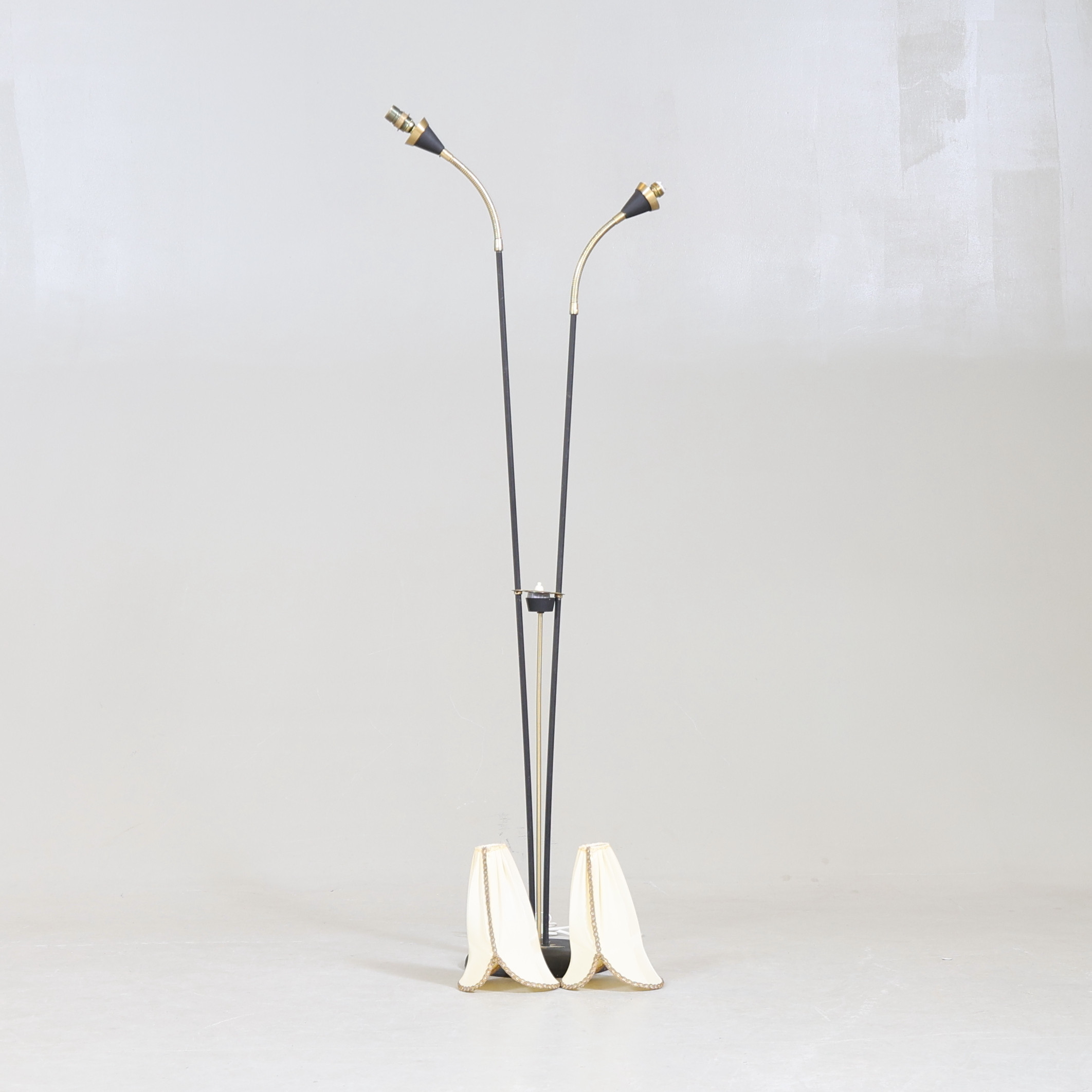 GOLVLAMPA, metall och mässing, 1900-tal.