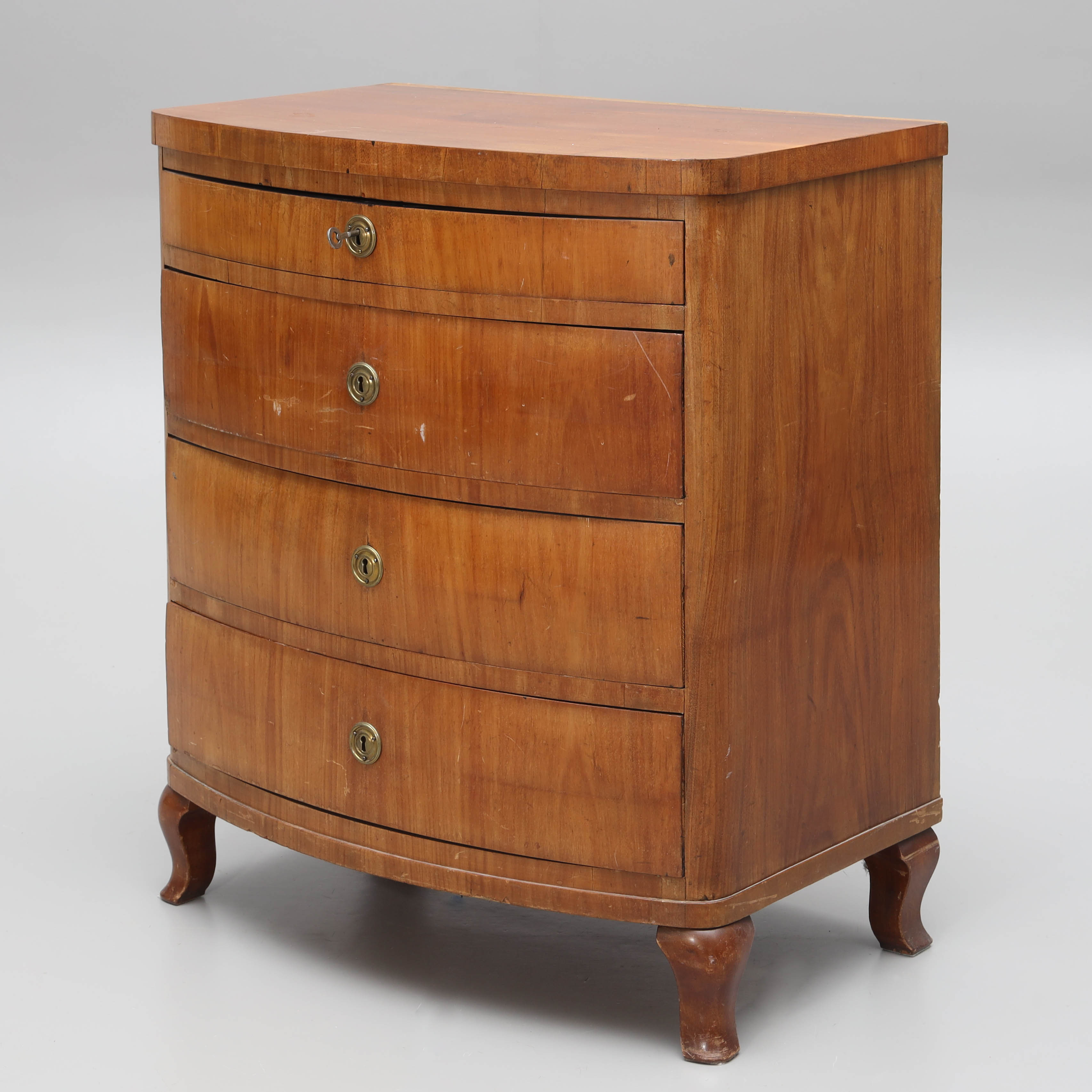 BYRÅ, välvd front, 4 lådor, fanérat trä, mässingsbeslag, 1800-tal.