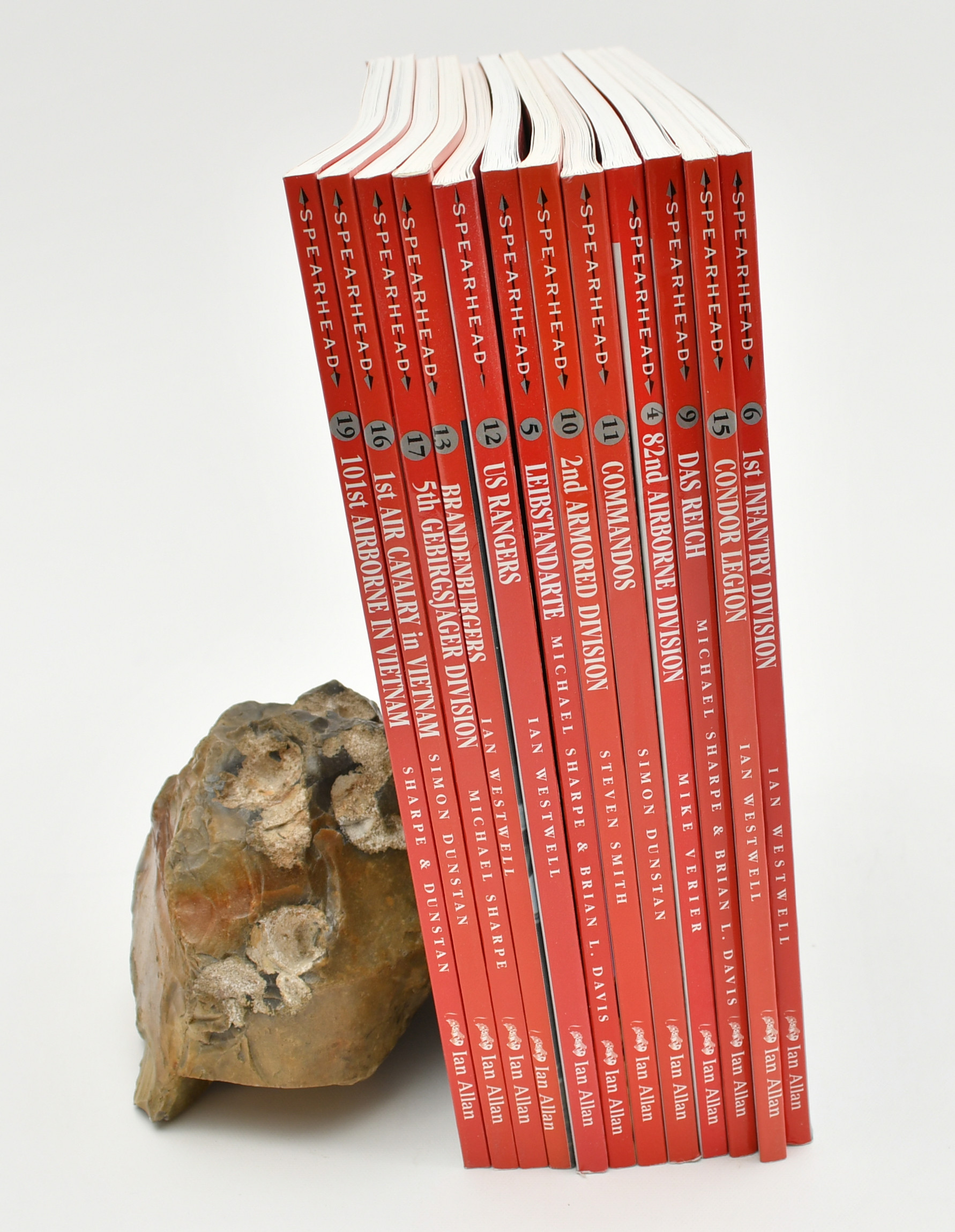 Spearhead series All American , Vietnam, US Ranger, Das Reich etc. 12 volymer.