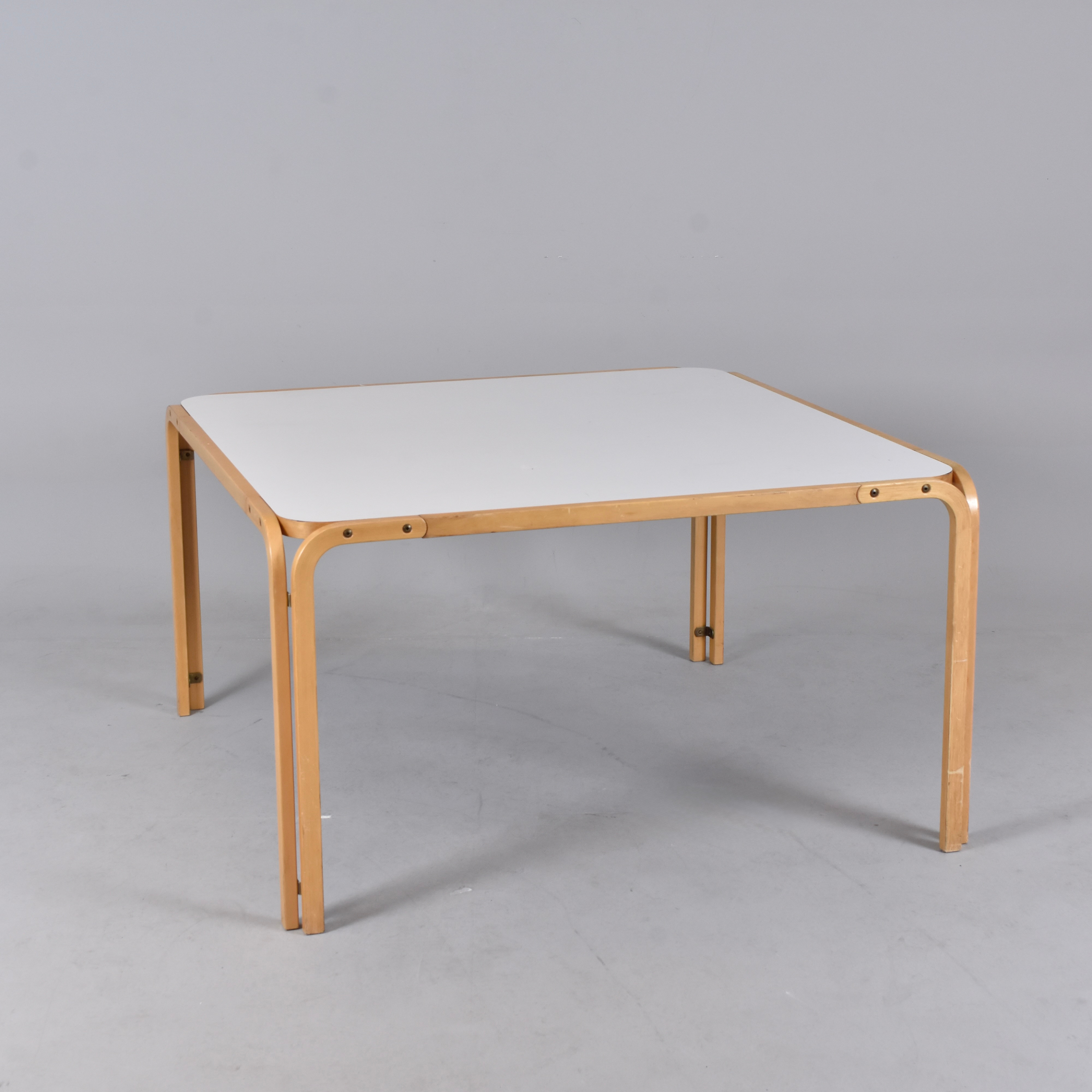 KARI ASIKAINEN. matbord, björk och laminat, Artek.