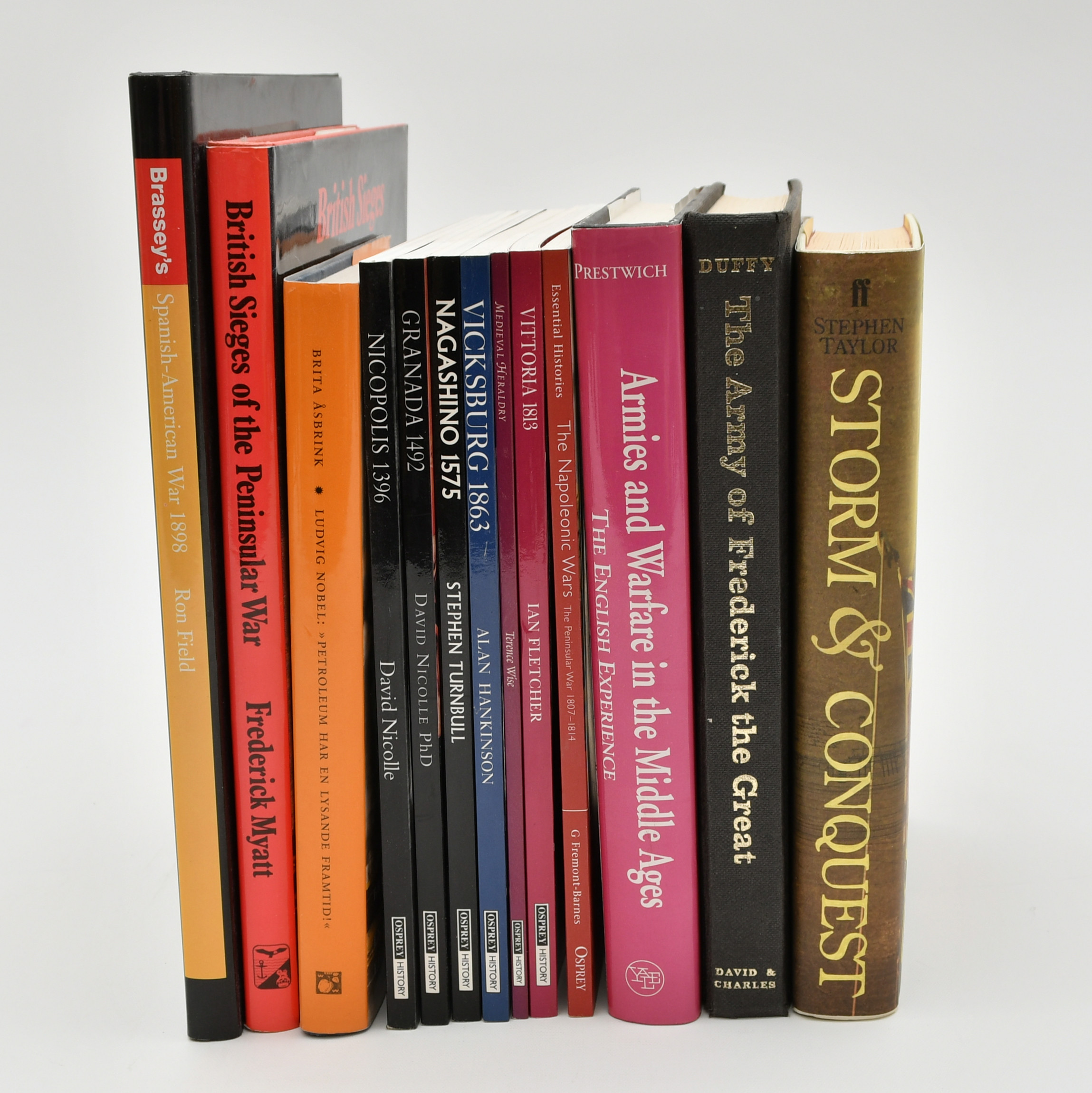 Böcker om krig genom tiderna. 13 volymer.