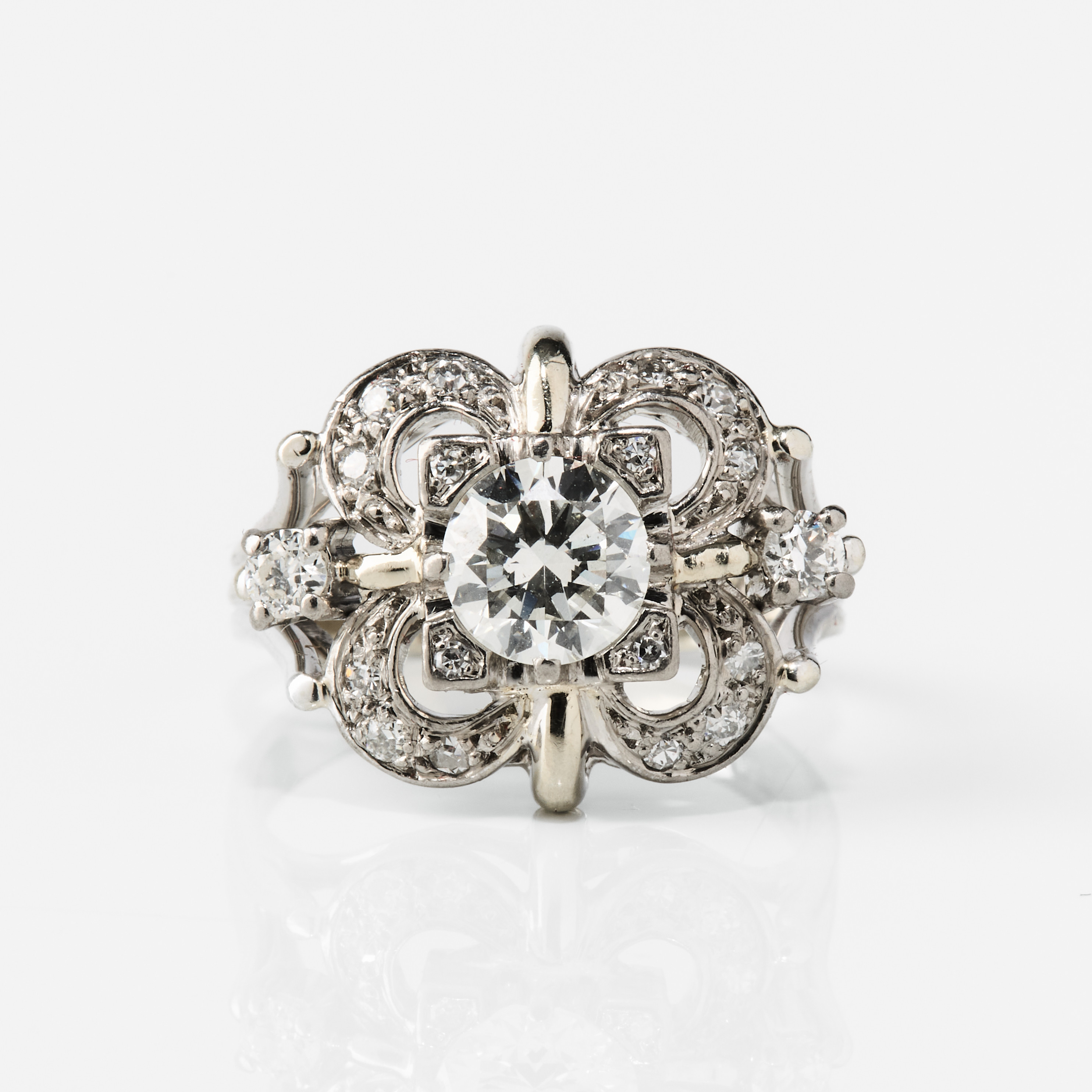 RING, 18K vitguld med diamanter, 1940/50-tal.
