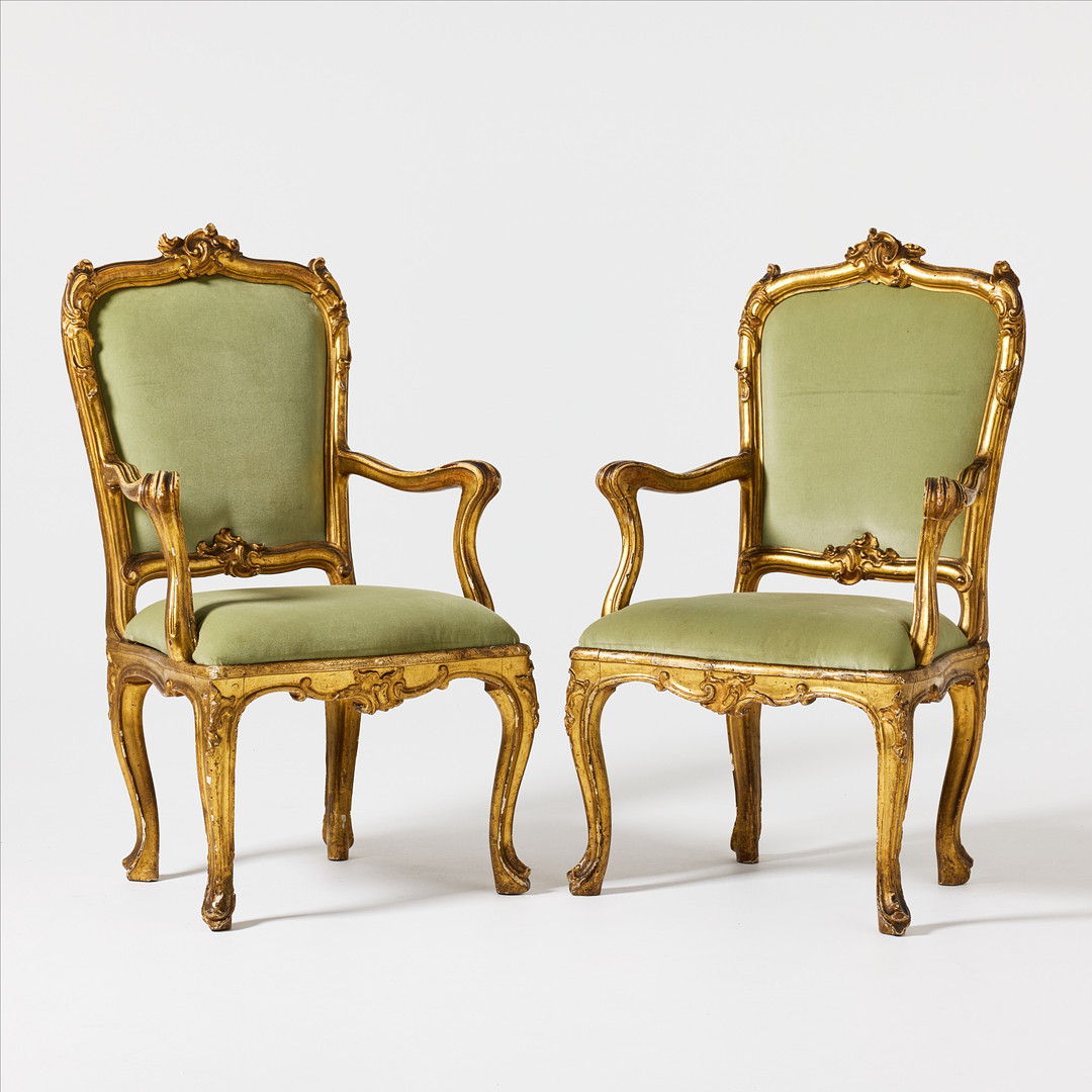 ARMLÄNSTOLAR, ett par, Louis XV, Italien 1700-talets andra hälft, möjligen Rom, parställda, träskuren dekor, förgyllda.