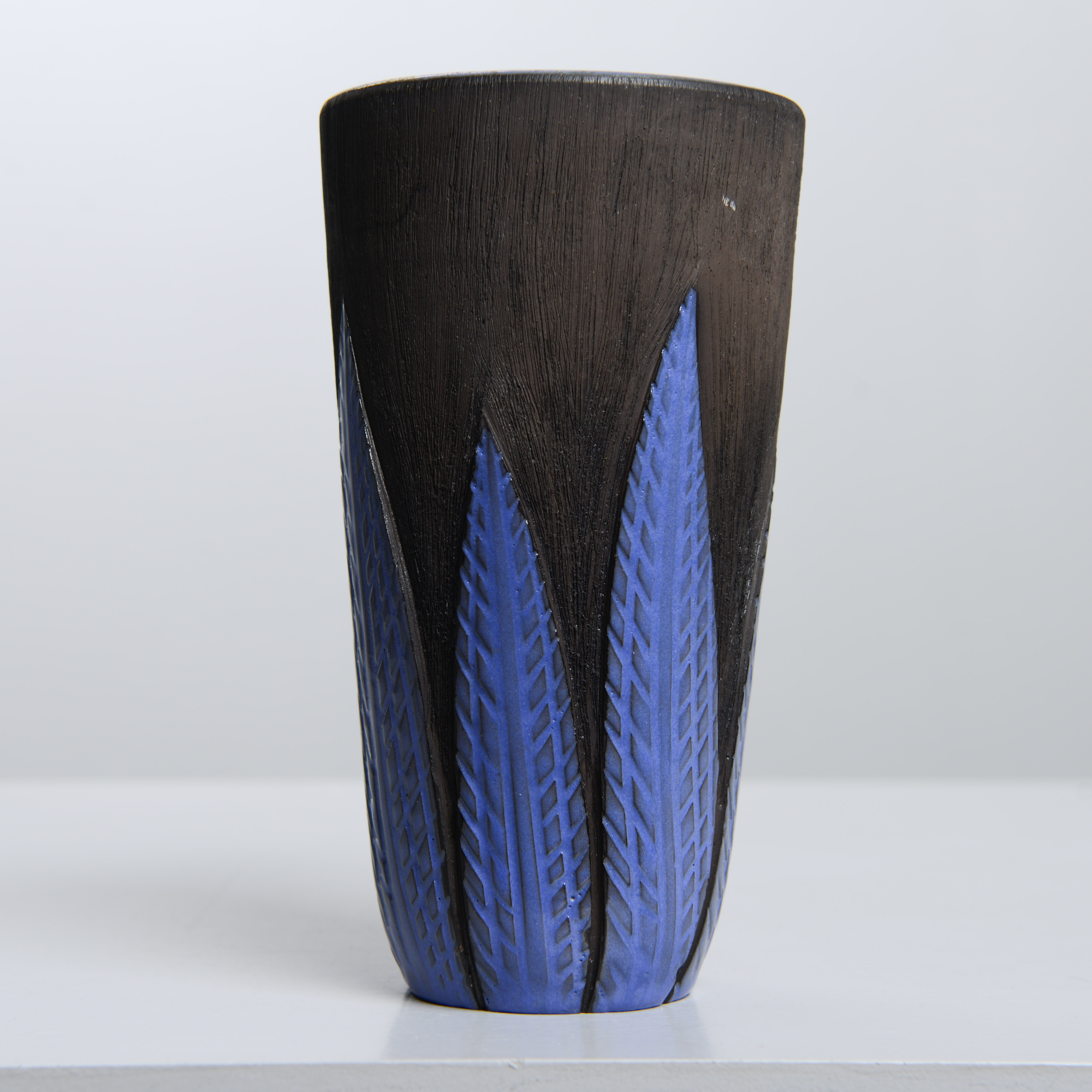 ANNA-LISA THOMSON. "Paprika (blå)", vas, modell 1021, Upsala-Ekeby, 1949-69.