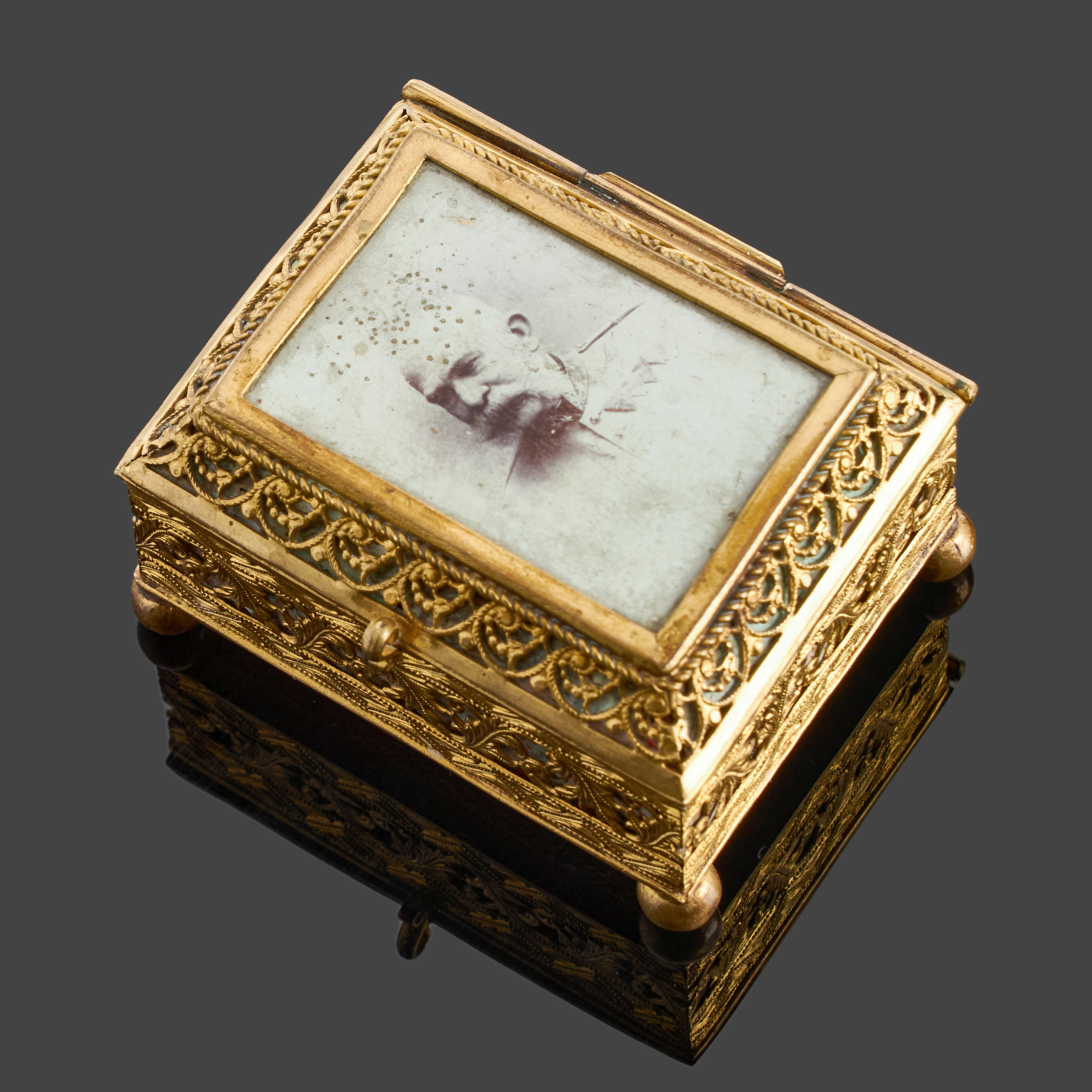 SKRIN, tidigt 1900-tal, förgylld mässing, lock med porträtt av Frans Josef I av Österrike.