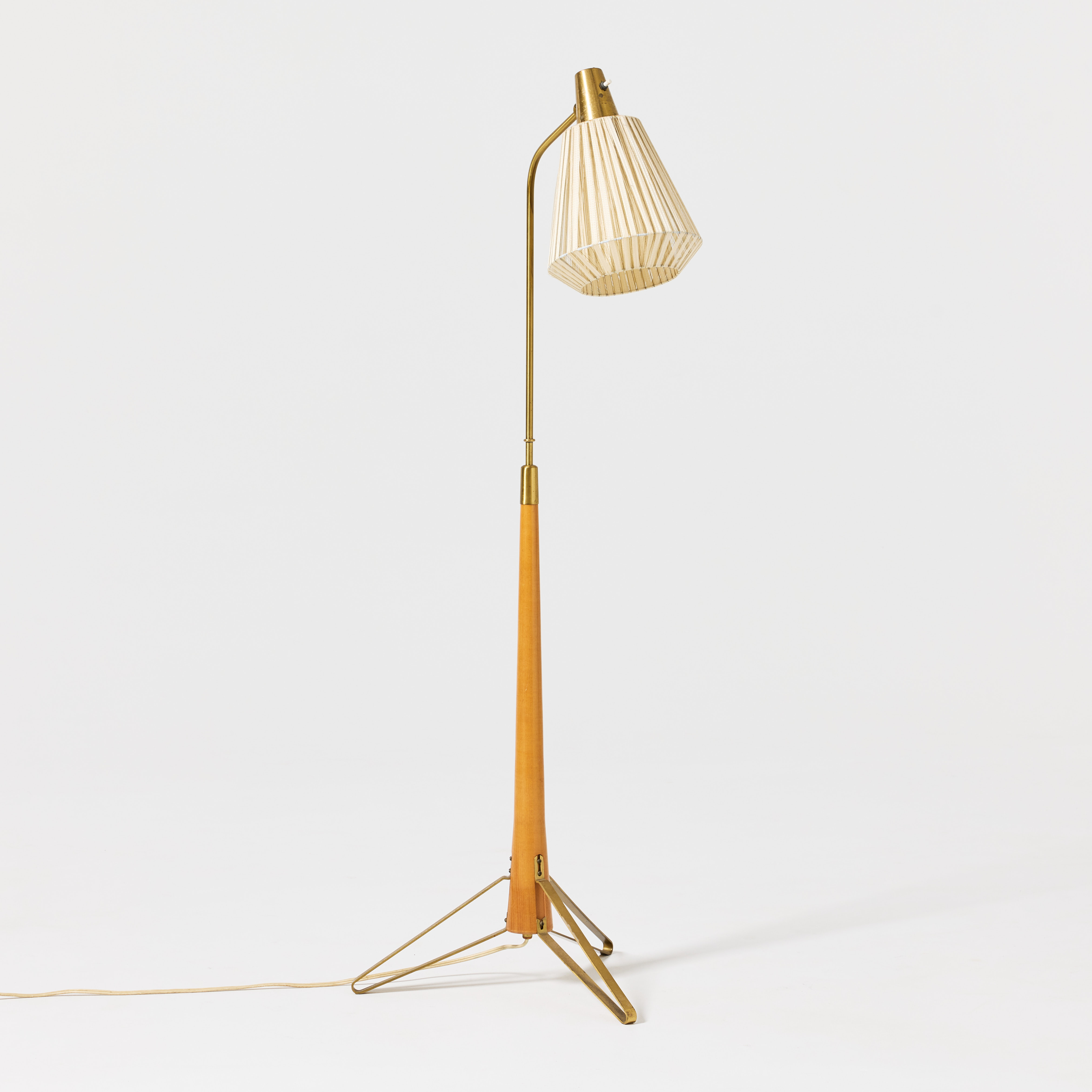 HANS BERGSTRÖM. TILLSKRIVEN. Golvlampa, ASEA, 1950-tal, mässing och alm.