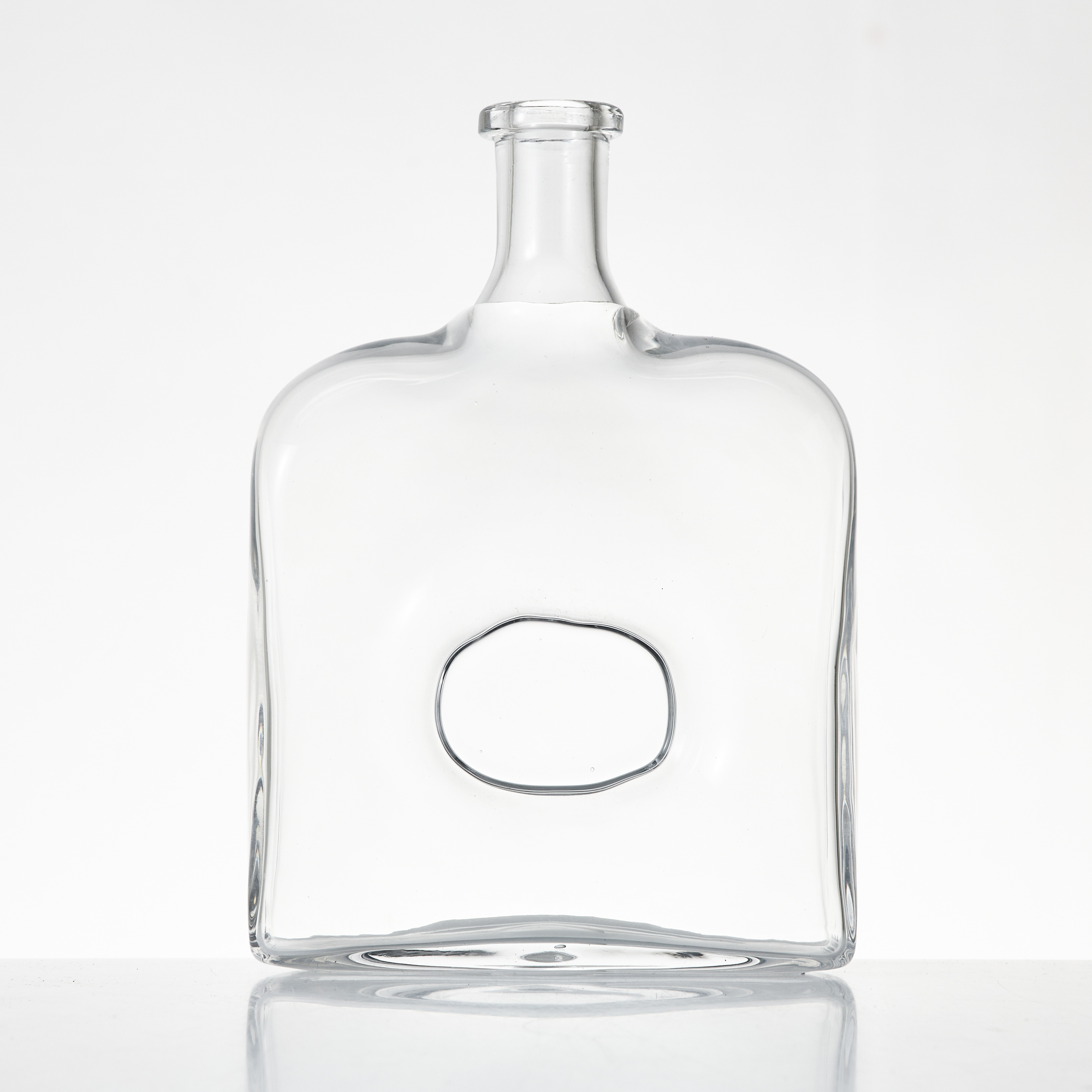 ERIK HÖGLUND. Flaska, klarglas, signerad.