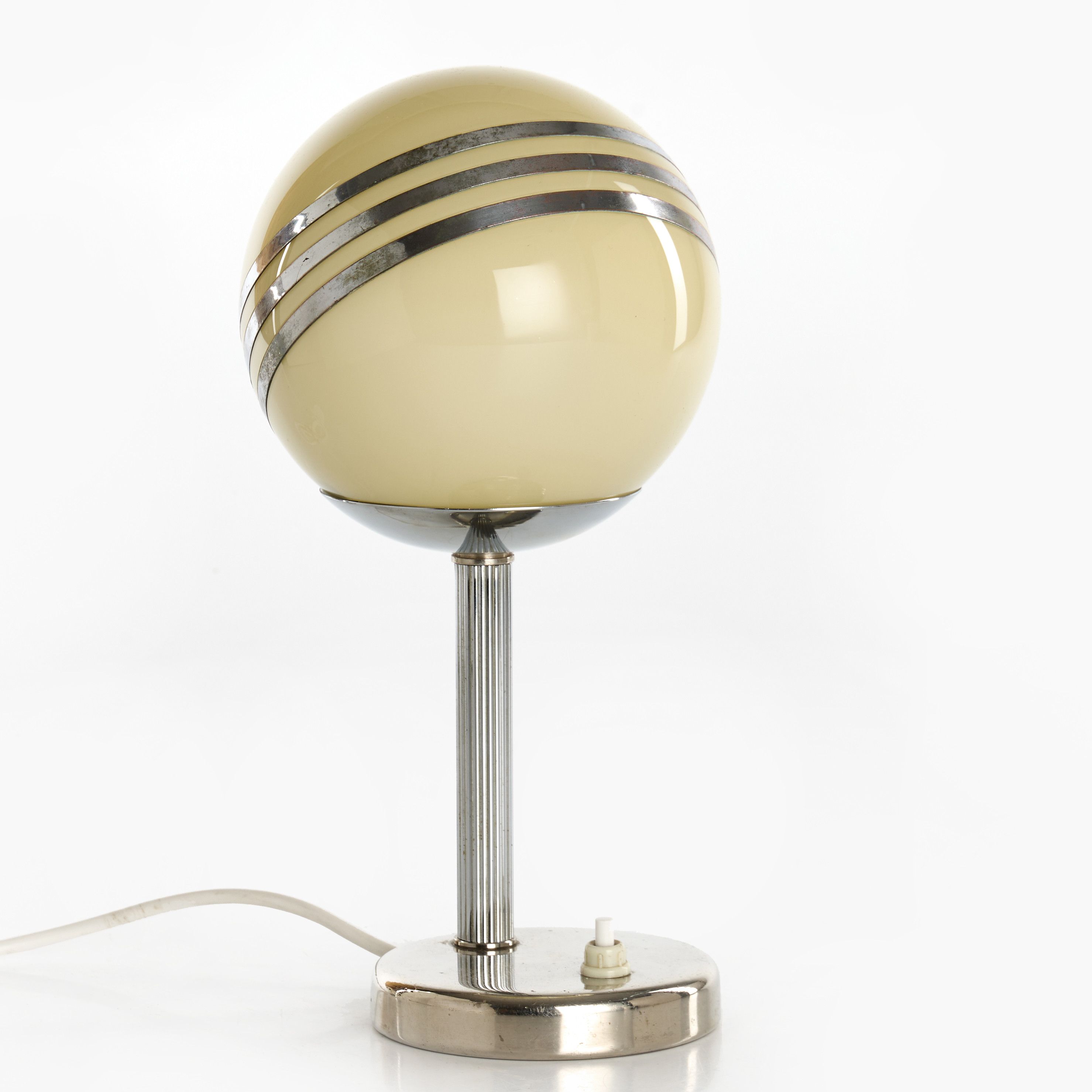 BORDSLAMPA, Art Deco, 1930-tal. Förnicklad mässing, kupa i gultonat glas.