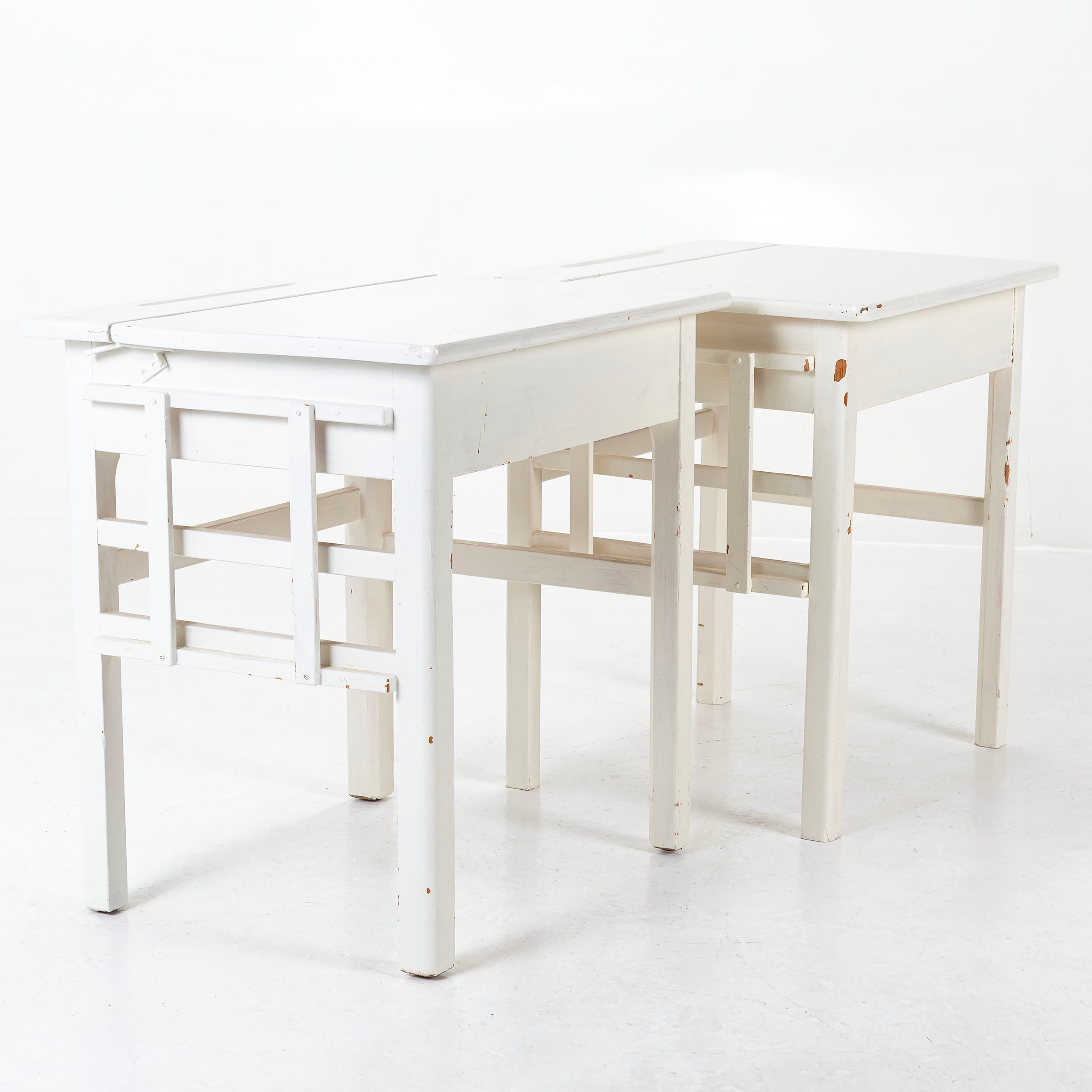 SKOLBÄNKAR, 2st vitmålade, omkring 1900-talets mitt.