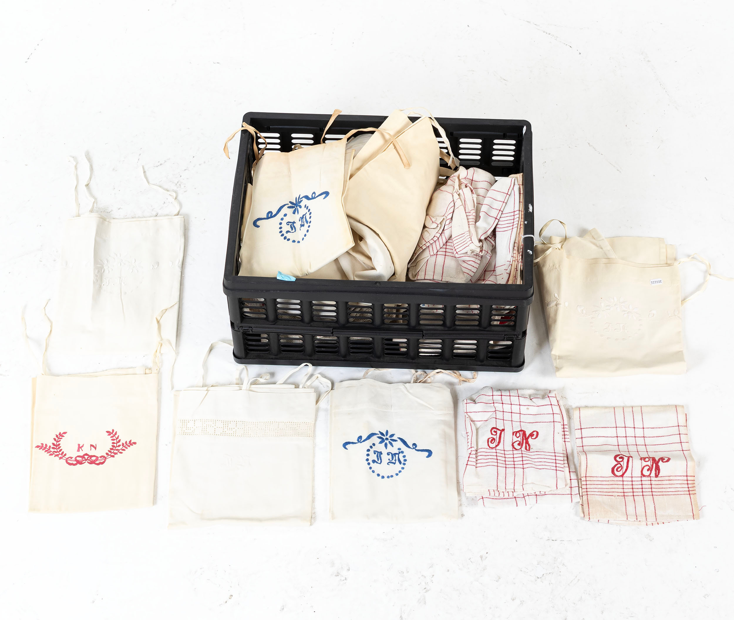 TEXTILIER, ett parti bl.a kökshanddukar med monogram.