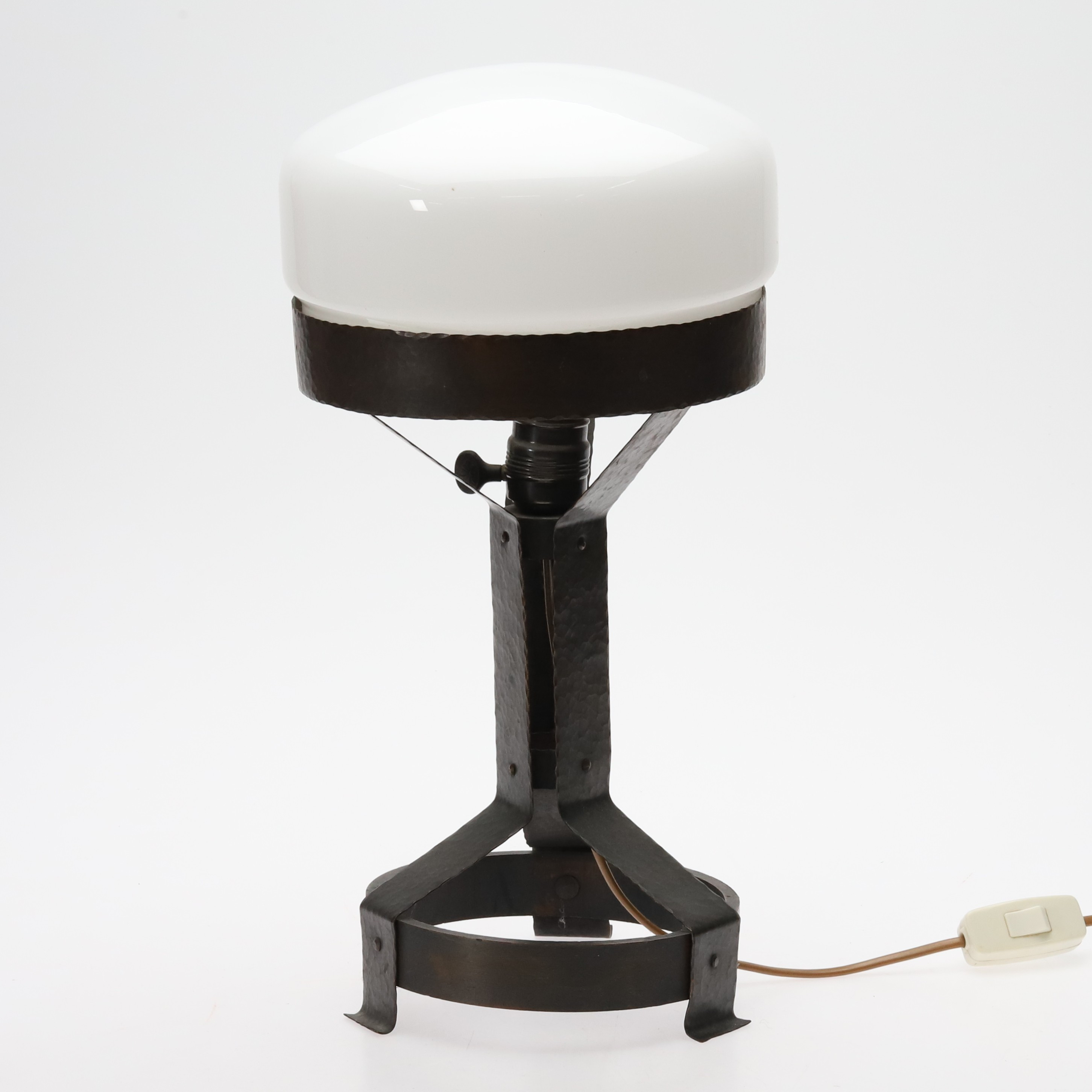 BORDSLAMPA. Punsad koppar med vit glasskupa.