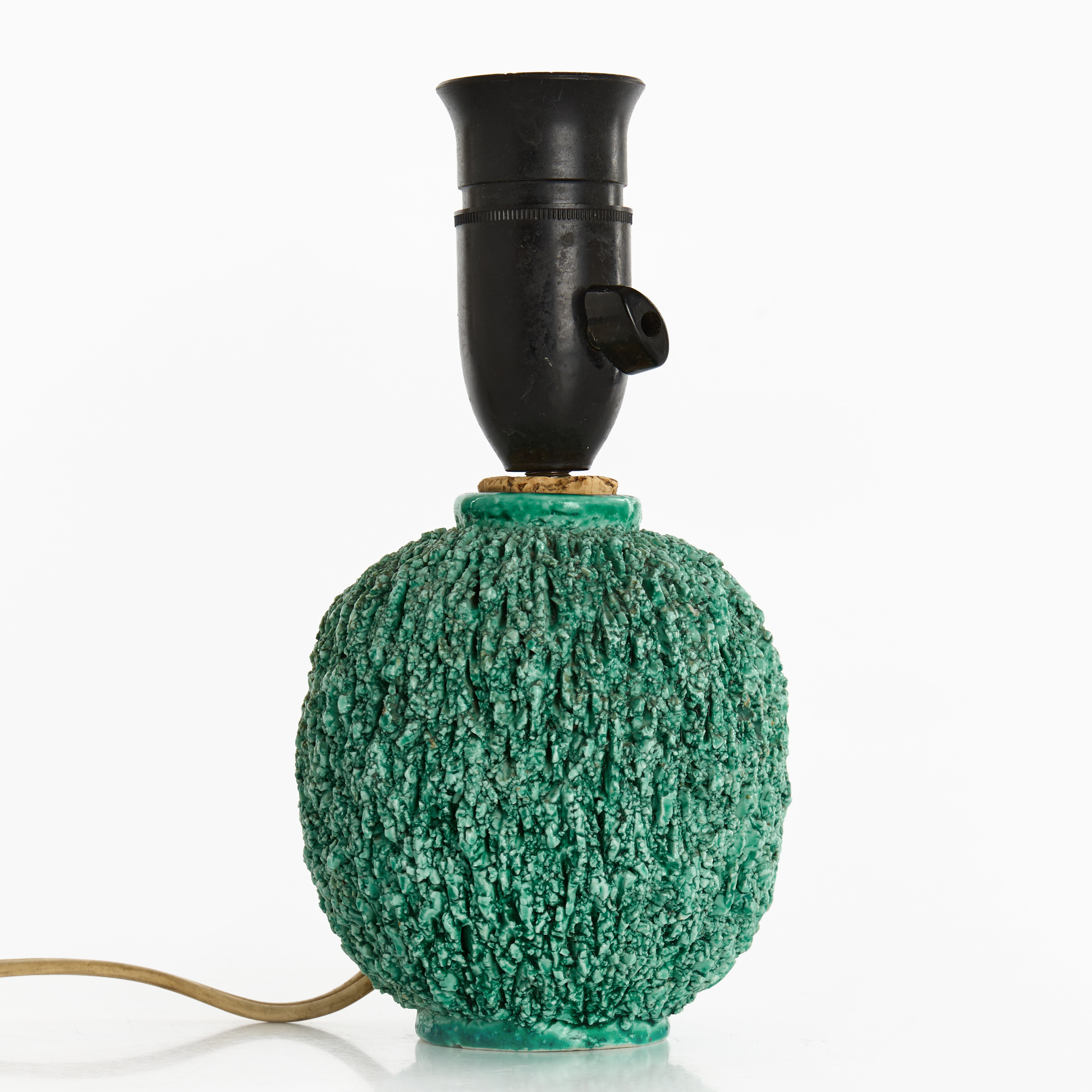 GUNNAR NYLUND (SVERIGE, 1904–1997). Bordslampa, chamotterat stengods, grön glasyr, Rörstrand / Lidköping, 1940-tal. Swedish Modern.