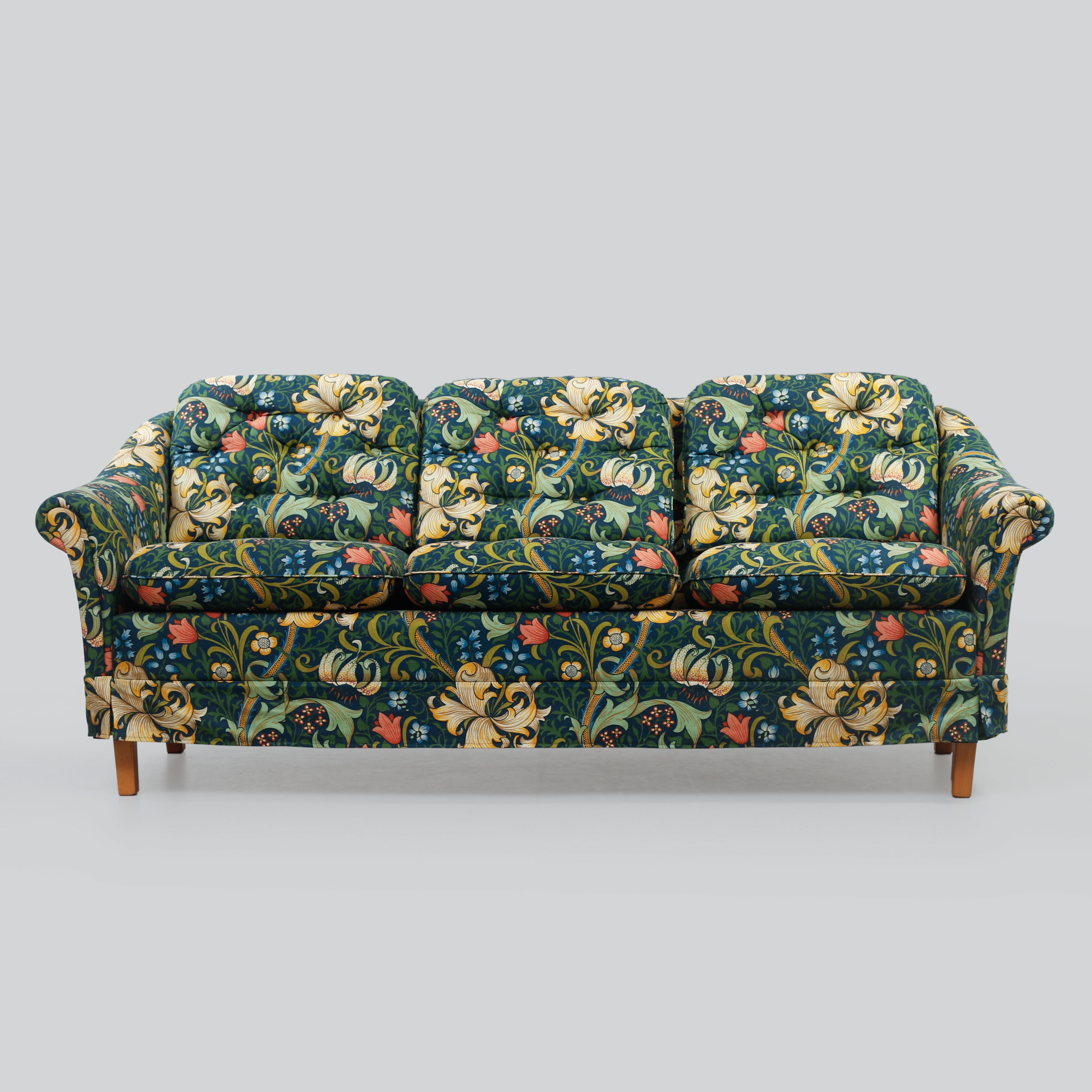 SOFFA, klädd med "Golden Lily" av William Morris, 1900-talets andra hälft.