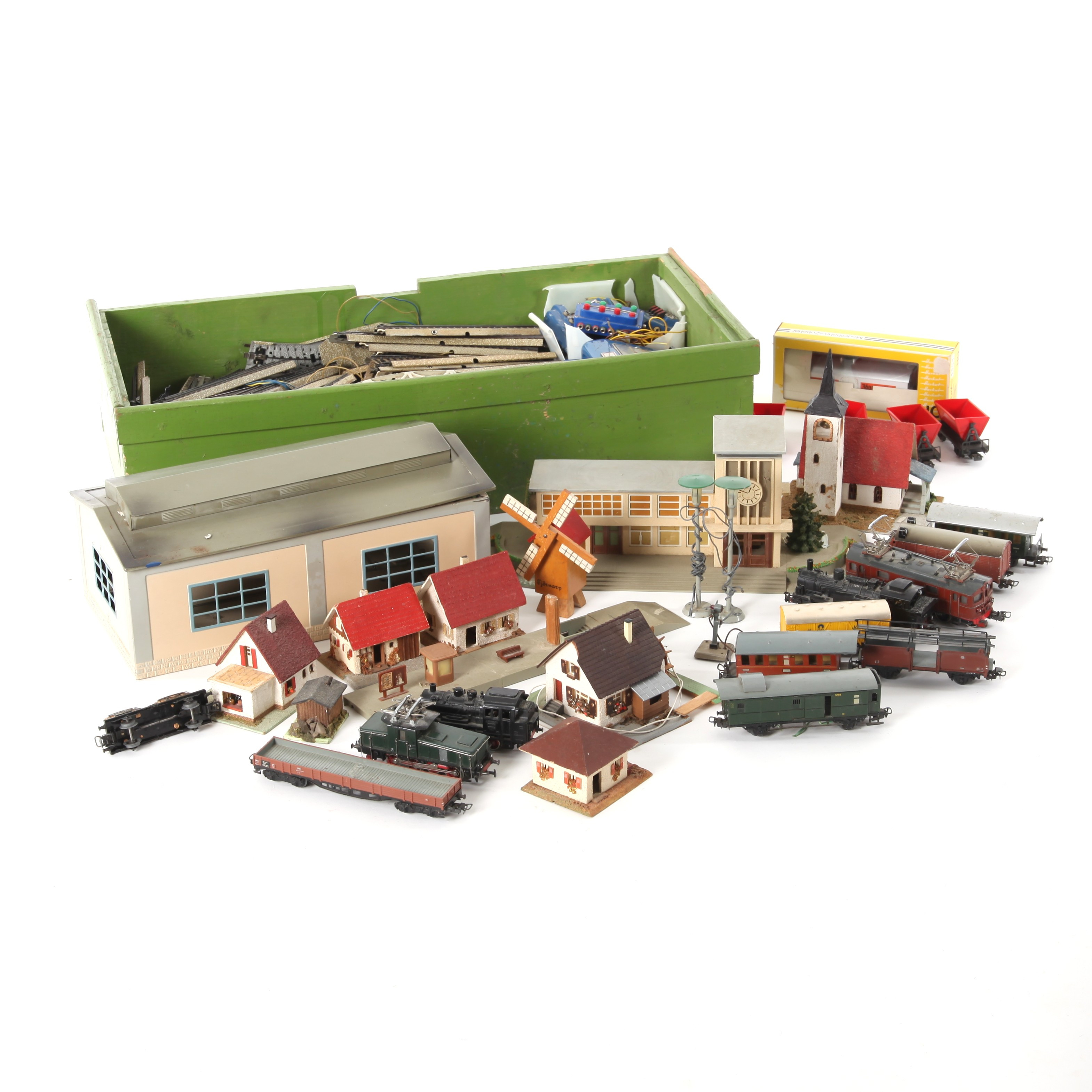 MÄRKLIN MODELLJÄRNVÄG, lok, vagnar, räls, transformator, kontrollpaneler och byggnader, 1900-talets mitt.