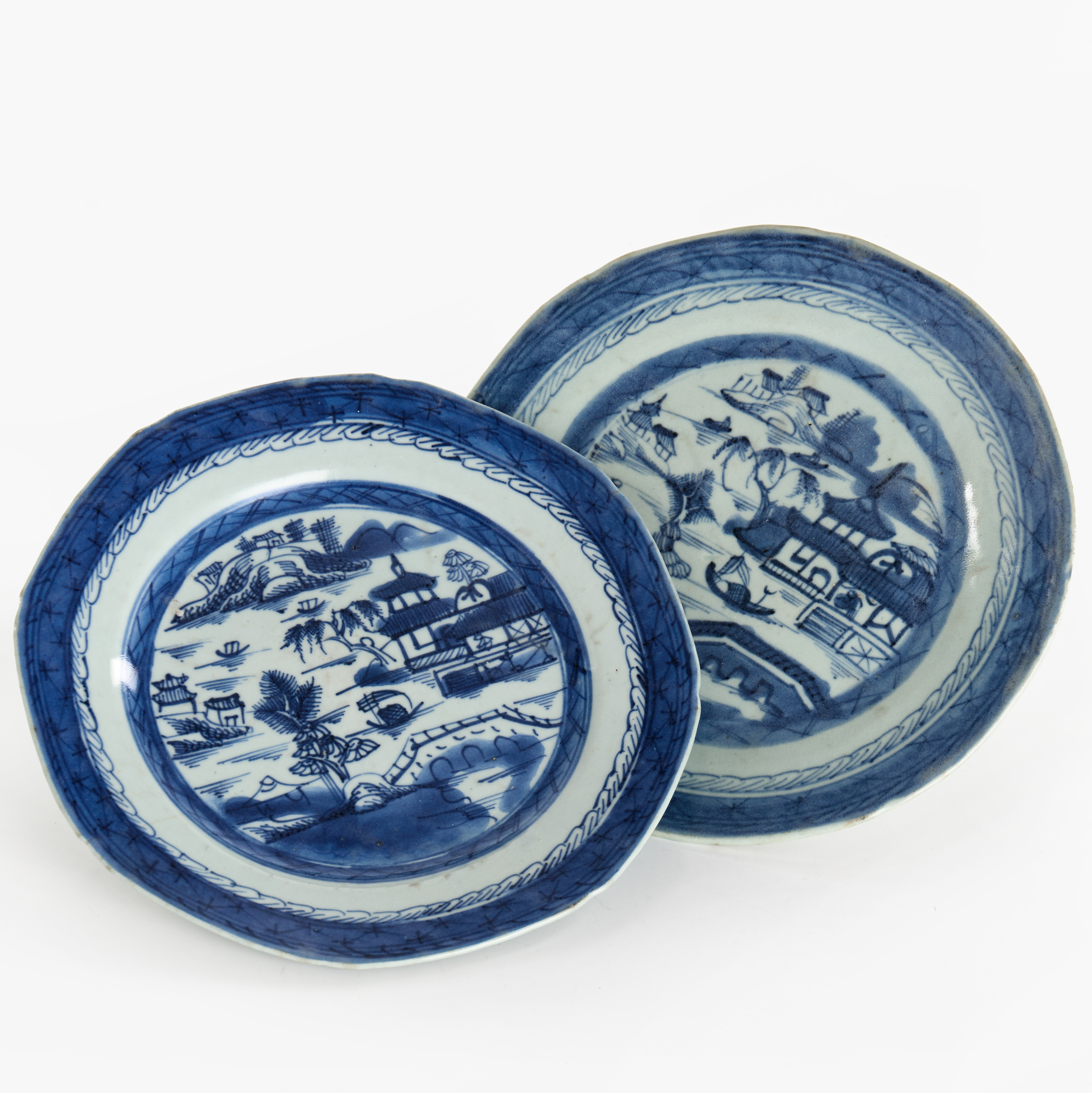 TALLRIK, 2 st, porslin, Kina/Sydostasien, underglasyrmålad landskapsdekor, 17/1800-tal.