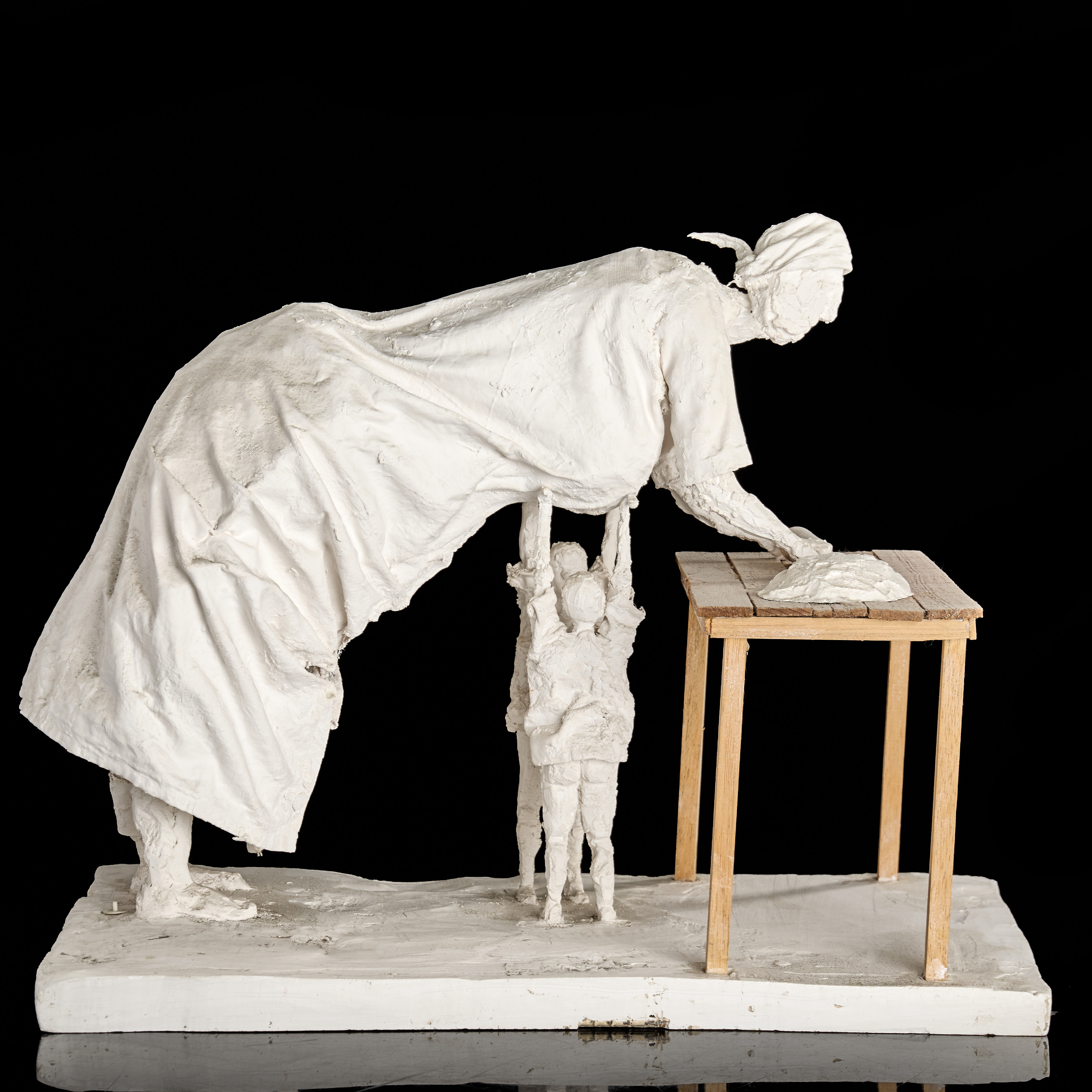 SUSANNE LINDKVIST, Bakande kvinna, signerad , gips och trä.