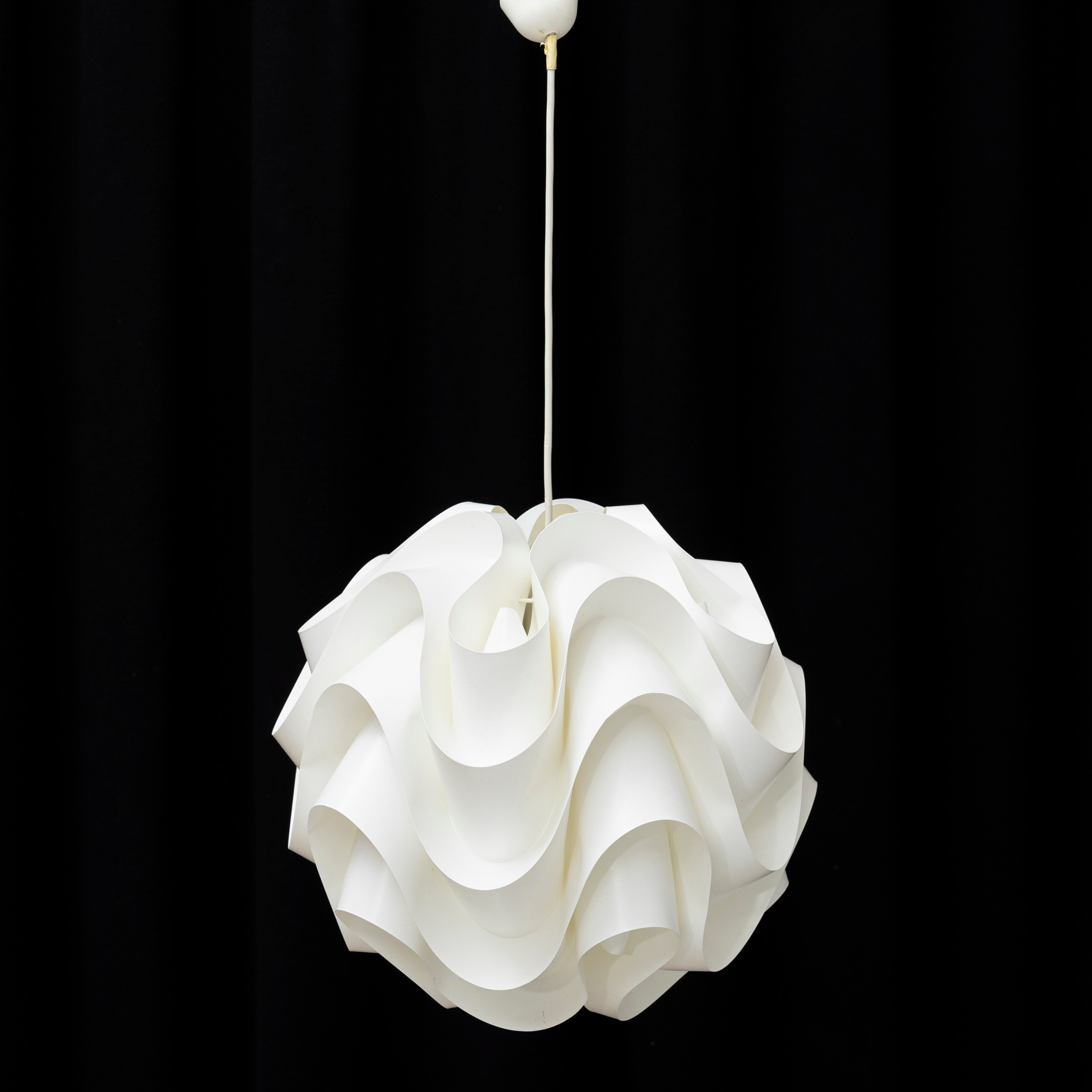 POUL CHRISTIANSEN. Taklampa, "Le Klint 172", large, plast, Danmark, formgiven 1971. Höjd ca 40 cm.