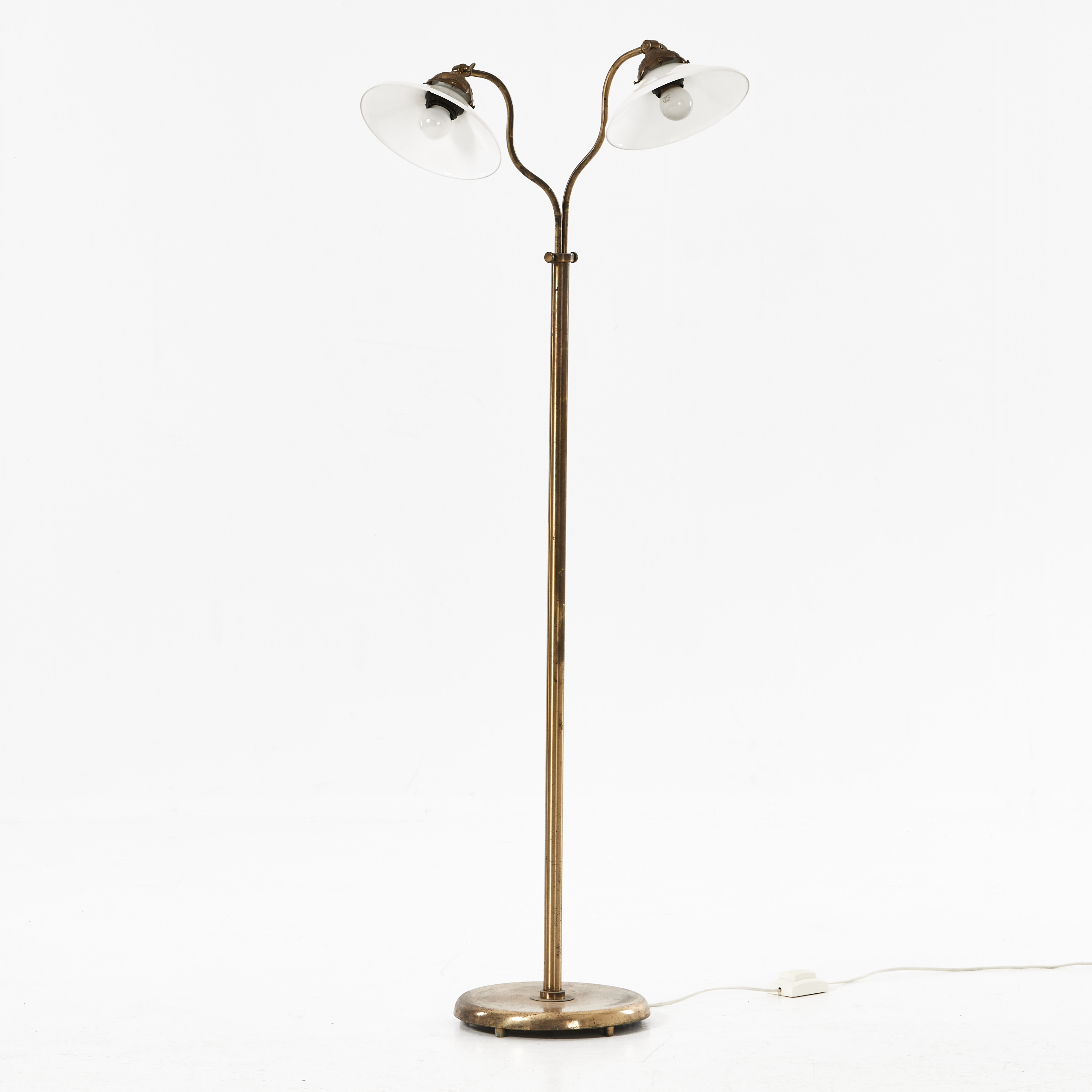 GOLVLAMPA, 1900-talets första hälft, mässing, skärmar i opalinglas.