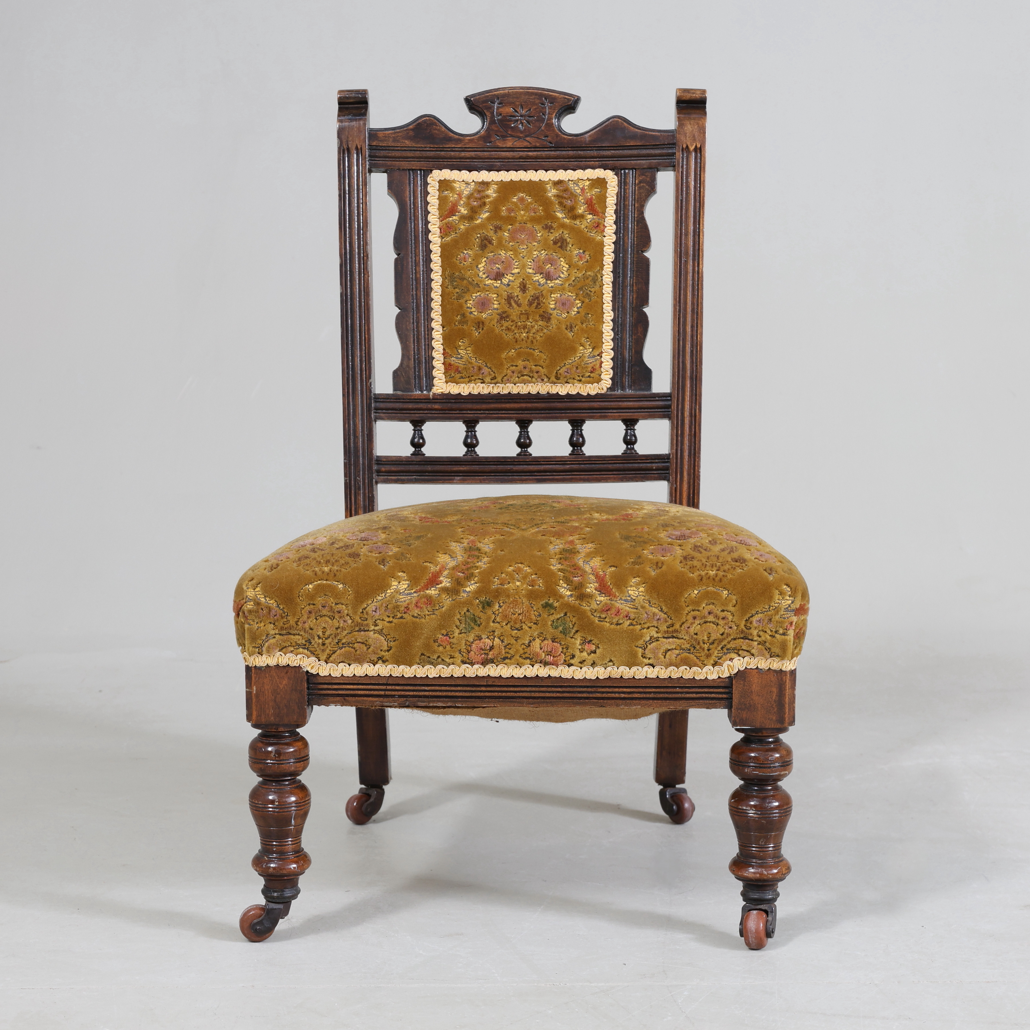 AMNINGSSTOL, engelsk stil, tidigt 1900-tal.