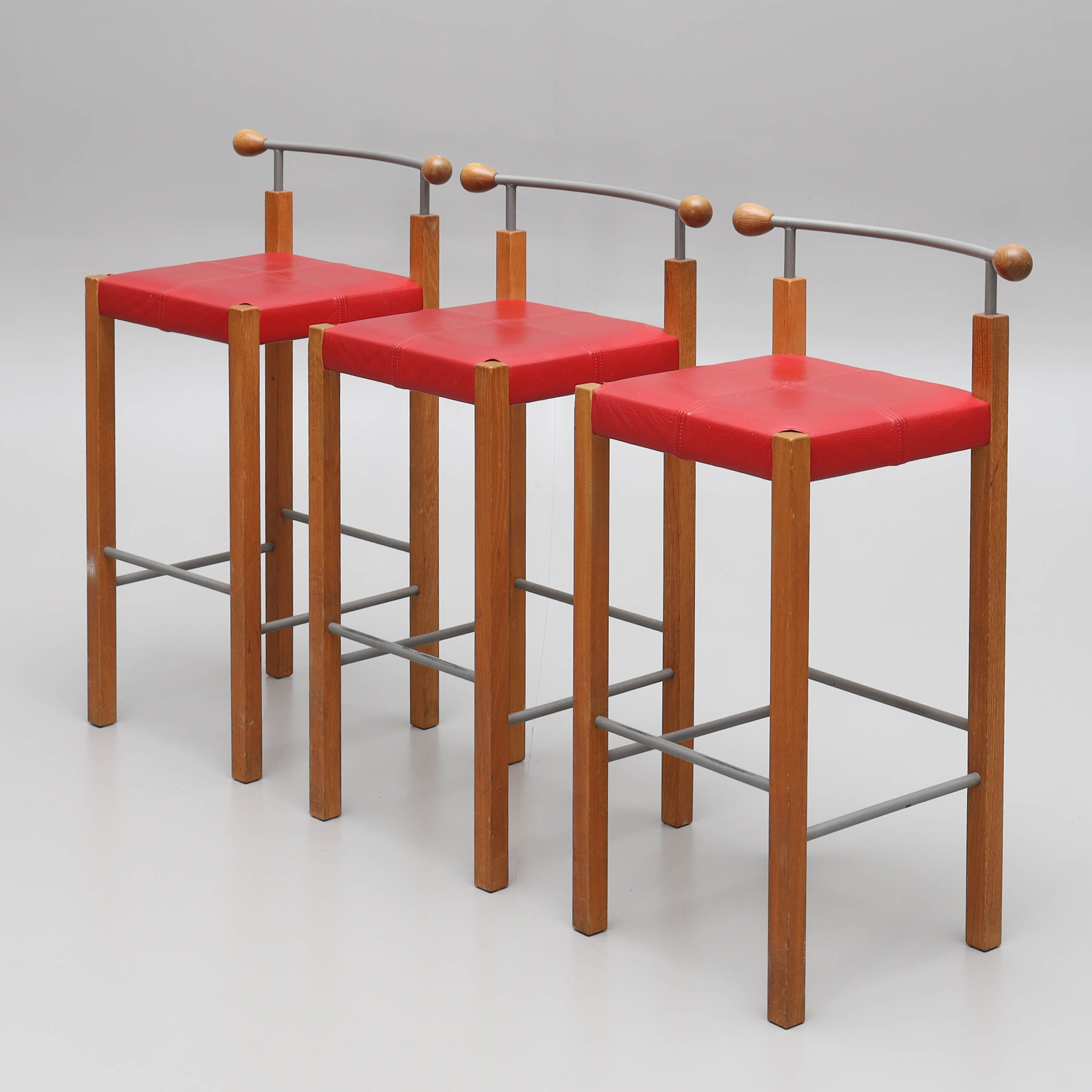 BARSTOLAR, 3 st, skinn, ek, metall, 1990/2000-tal.