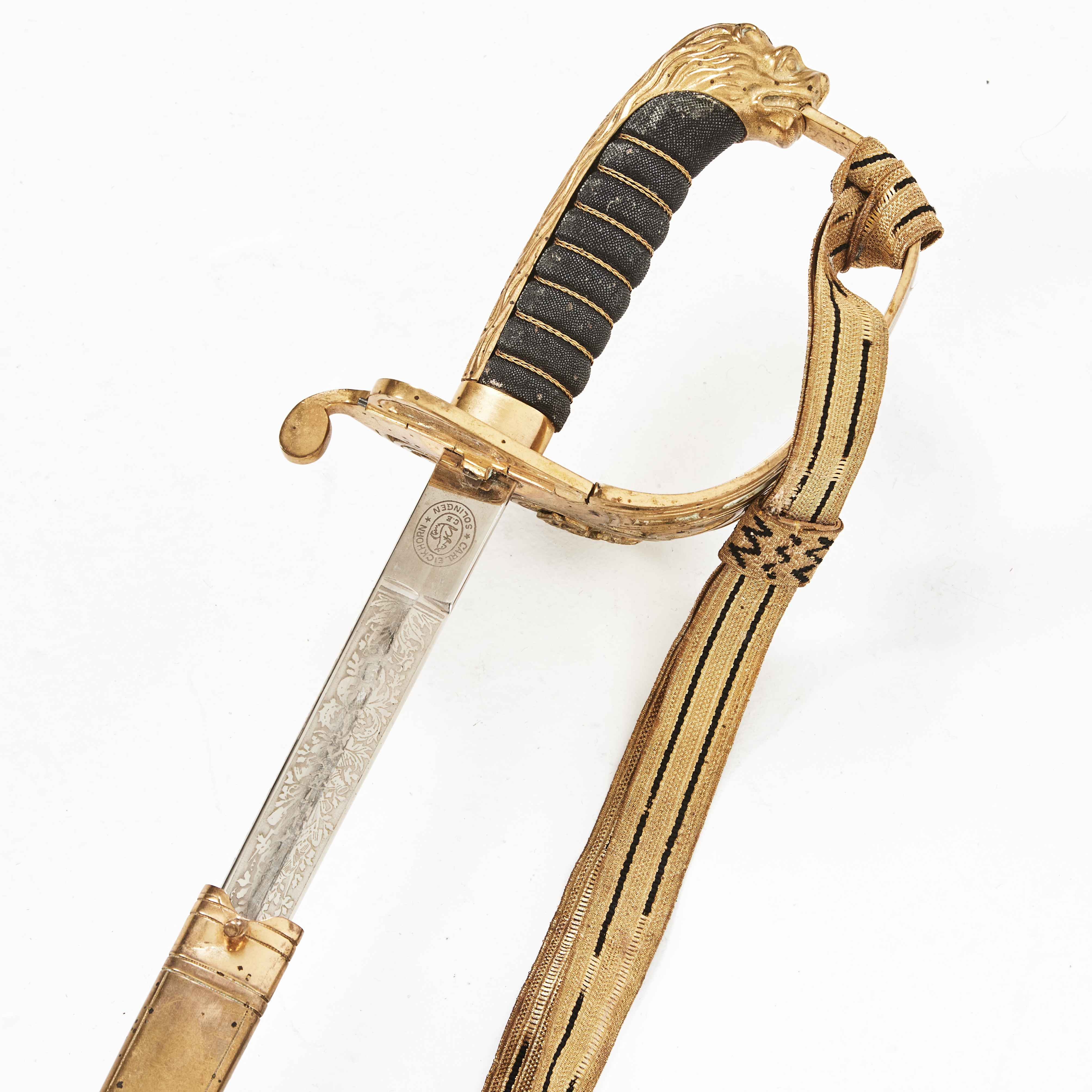 SABEL, svensk, m/1915 för sjöofficer, märkt Carl Eckerhorn Solingen, svart läderklädd balja med tre förgyllda mässingsbeslag.