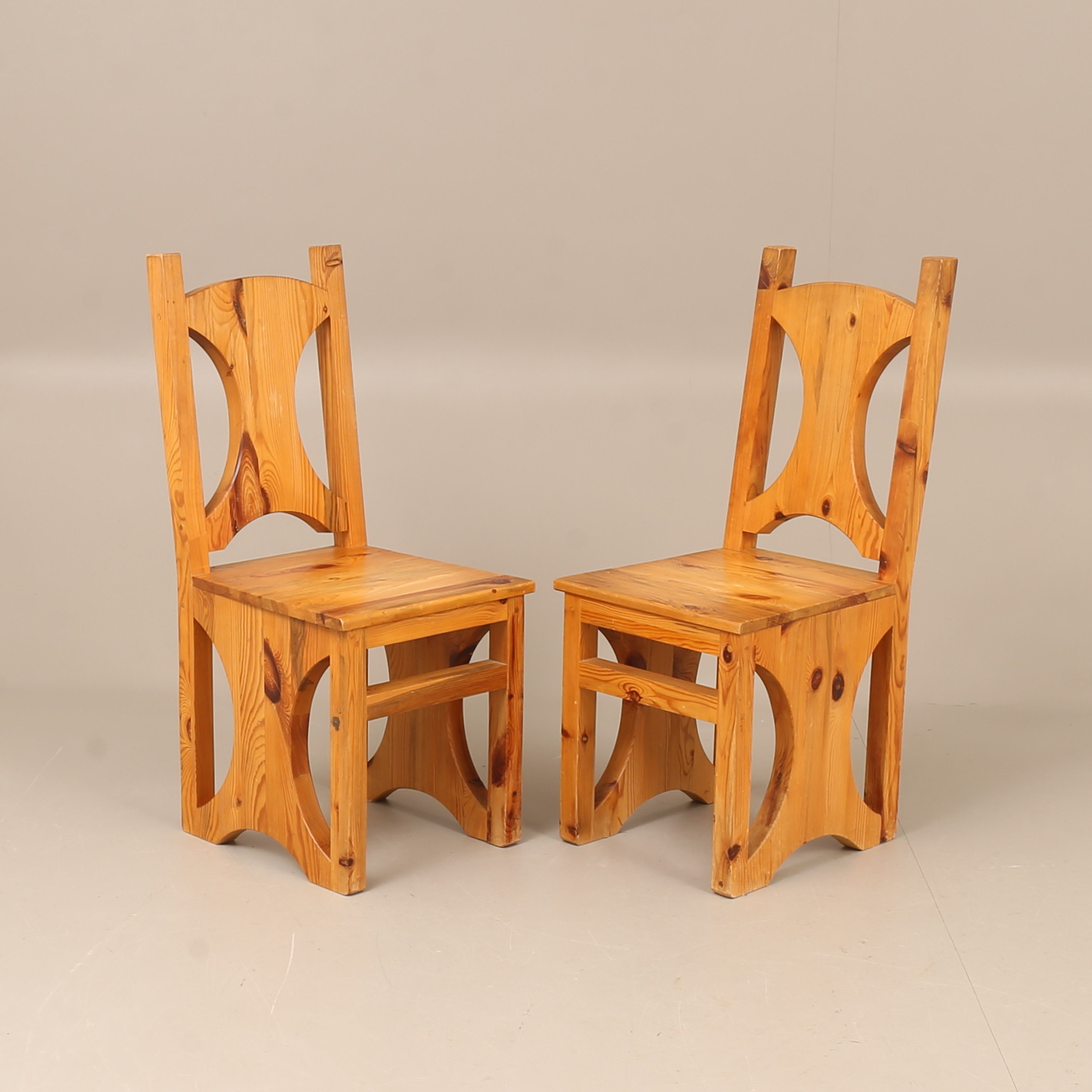 STOLAR, 2 stycken, furu, 1900-talets andra hälft.