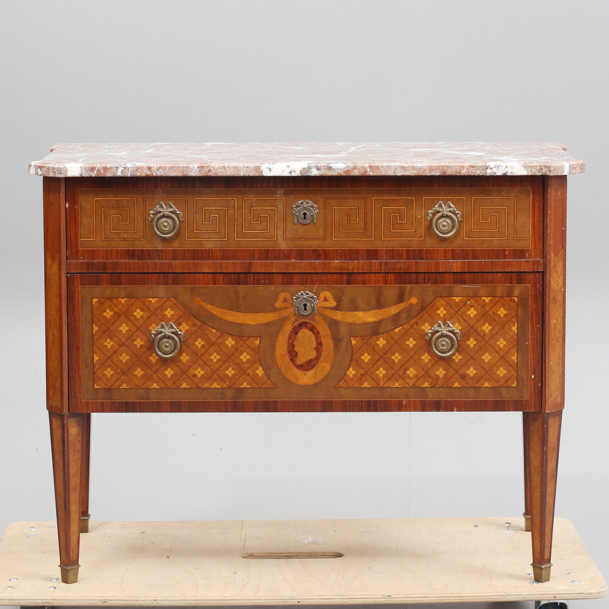 BYRÅ med stenskiva, Gustaviansk stil, 1900-talets mitt.