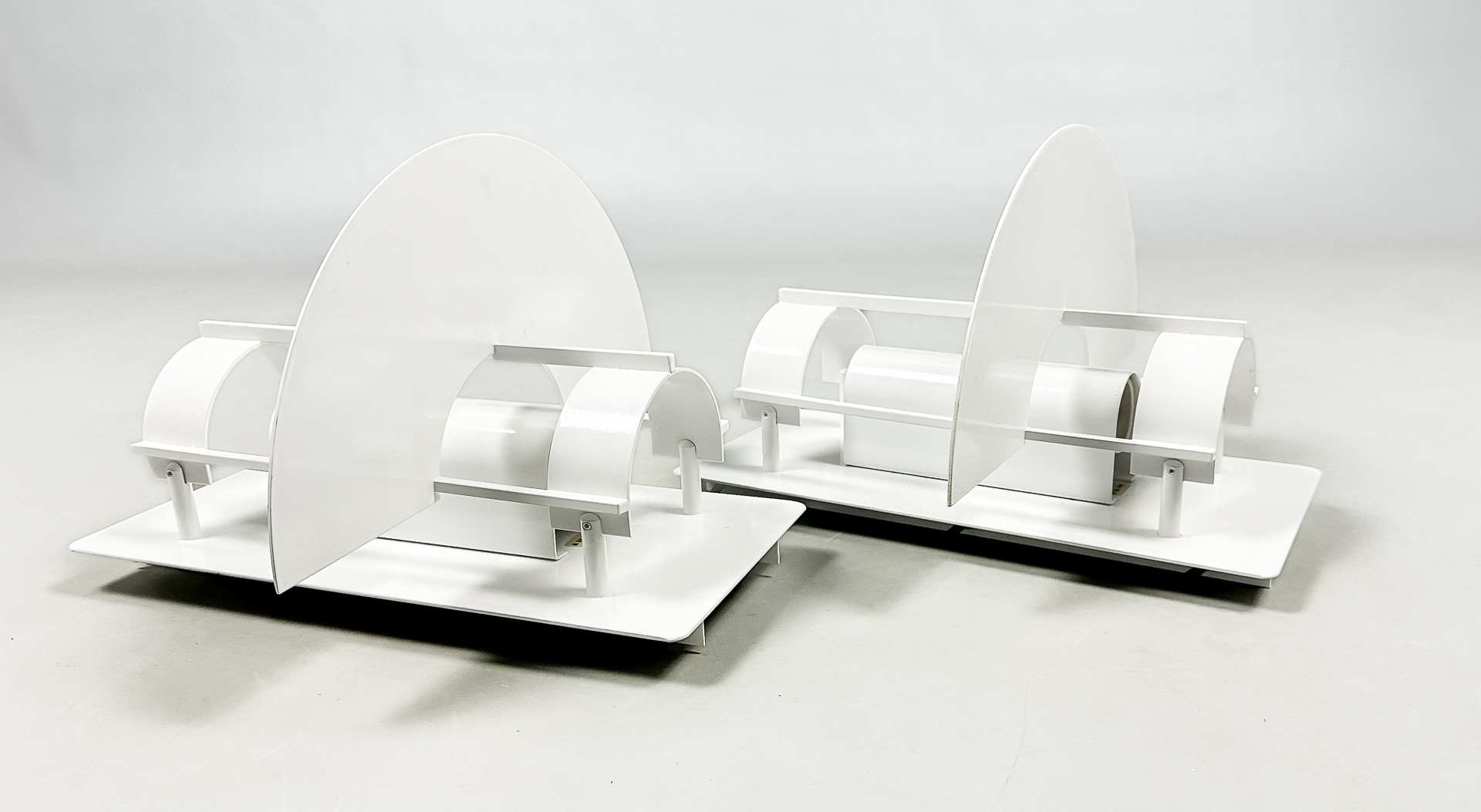 LOUIS POULSEN. VÄGGLAMPOR, ett par, brännlackerad plåt, Joachim Lepper, 1990-tal.