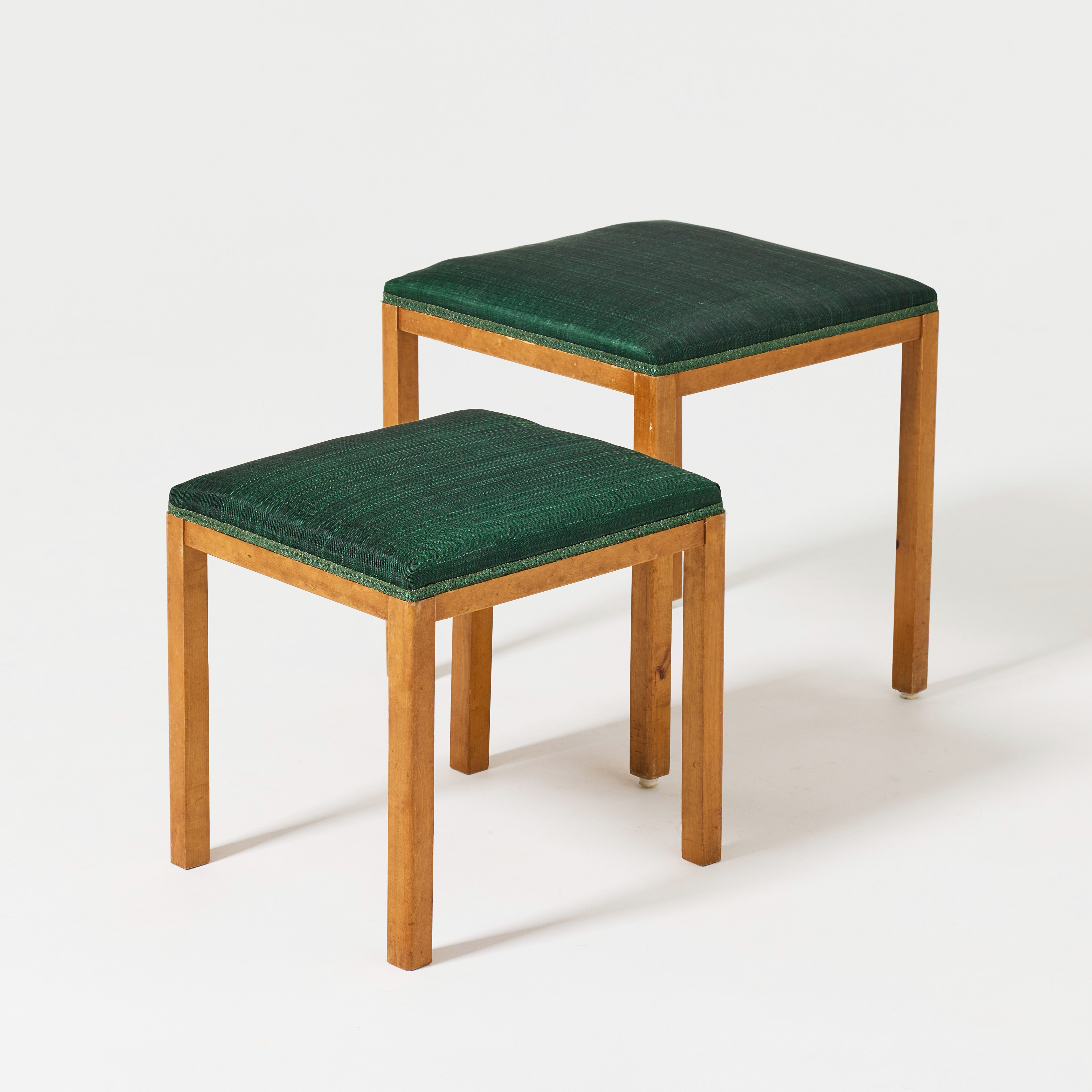 TABURETTER, två stycken, Sverige 1930/40-tal, Swedish Modern, bonad björk med sitsar klädda i grönt tagel.