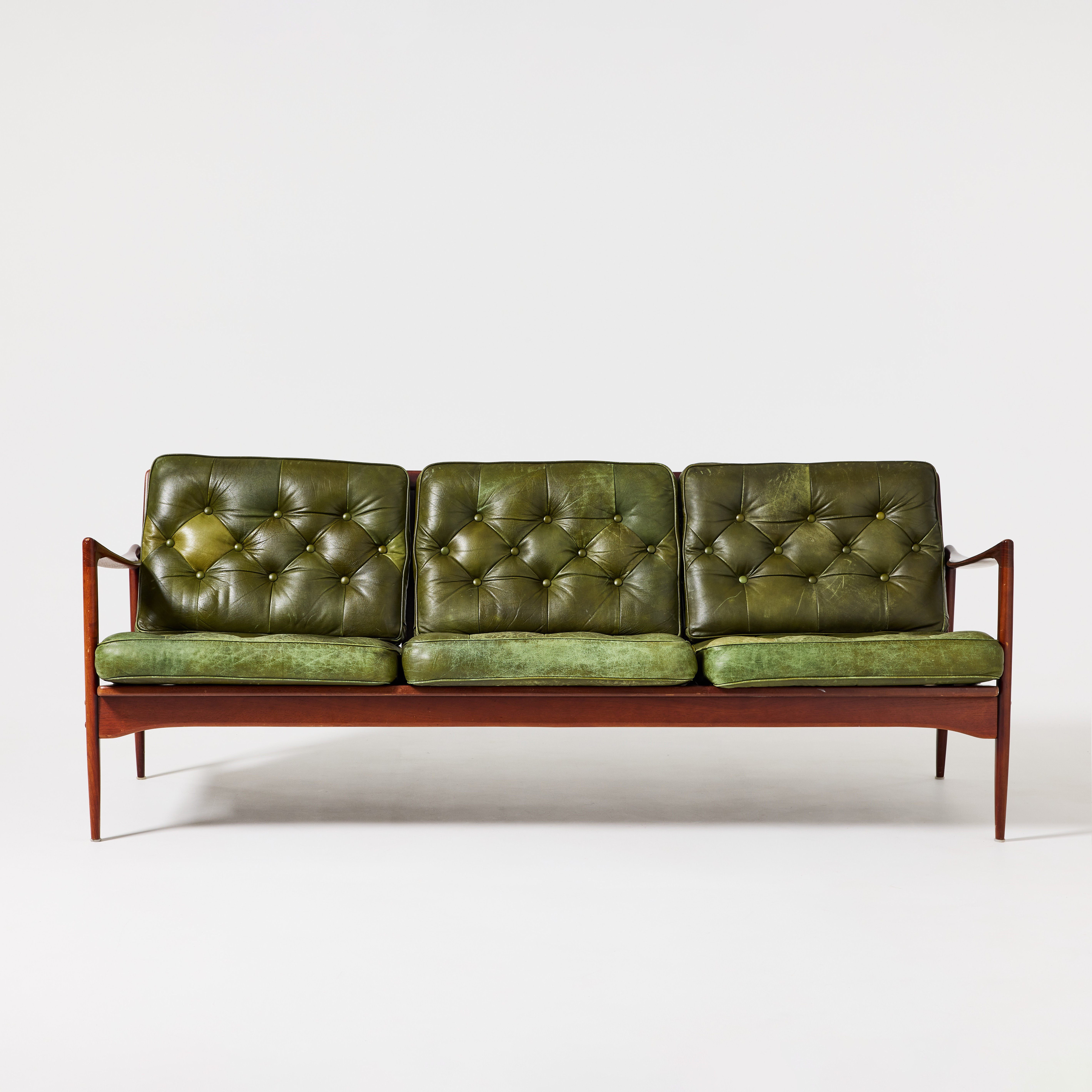 IB KOFOD-LARSEN. "Kandidaten", soffa, OPE Möbler, 1950/60-tal, mörkbetsad teak, klädsel i grönt läder.