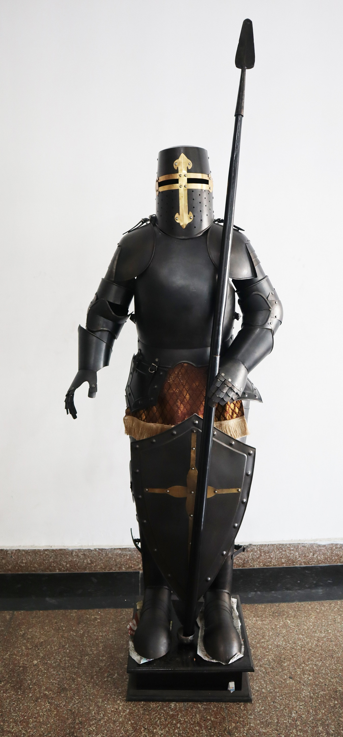 RUSTNING, med lans och sköld, på träsockel, samtida.