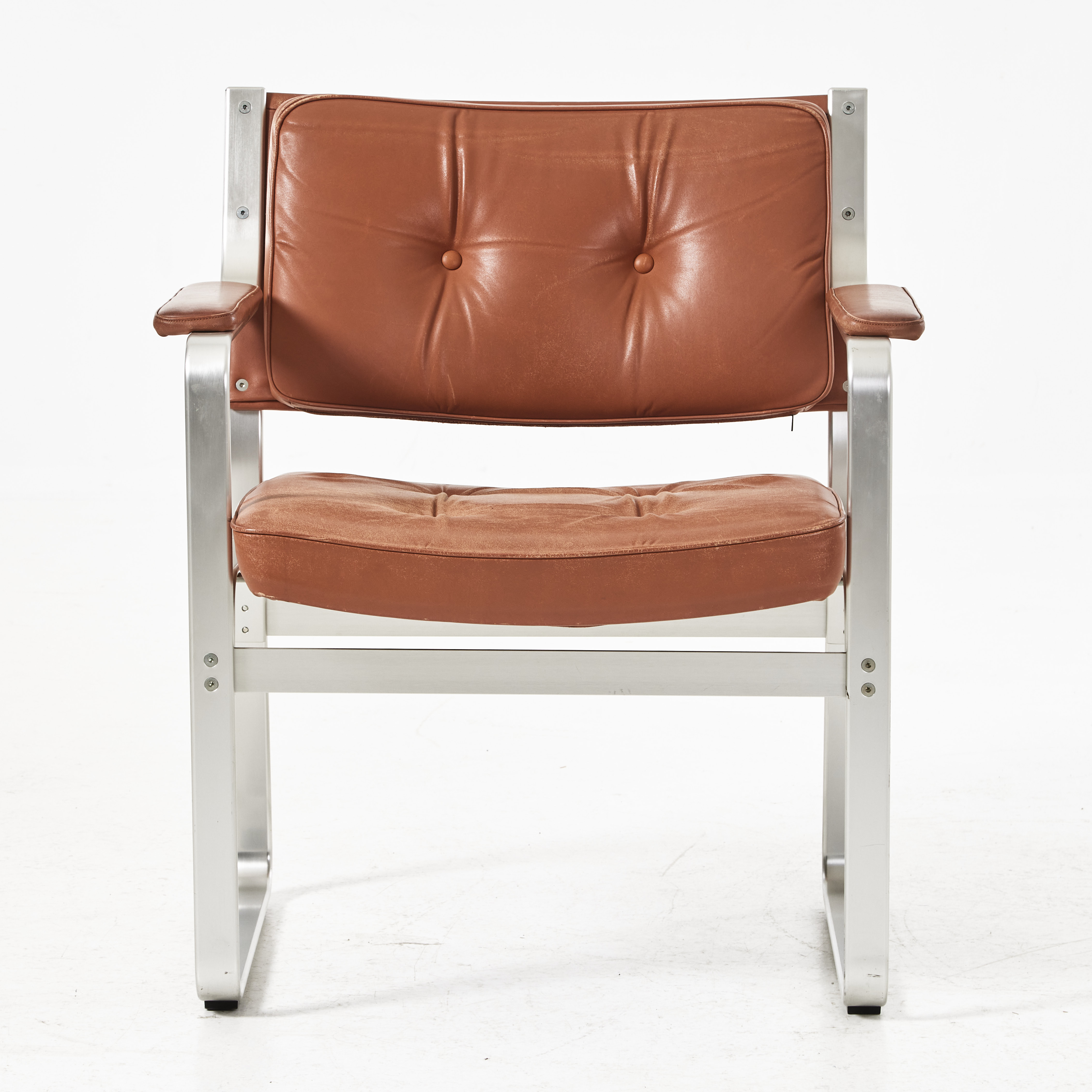 KARL ERIK EKSELIUS. "Mondo", karmstol, JOC, stomme i vitmetall, stoppad sits och rygg, läderklädsel, klädda knappar.