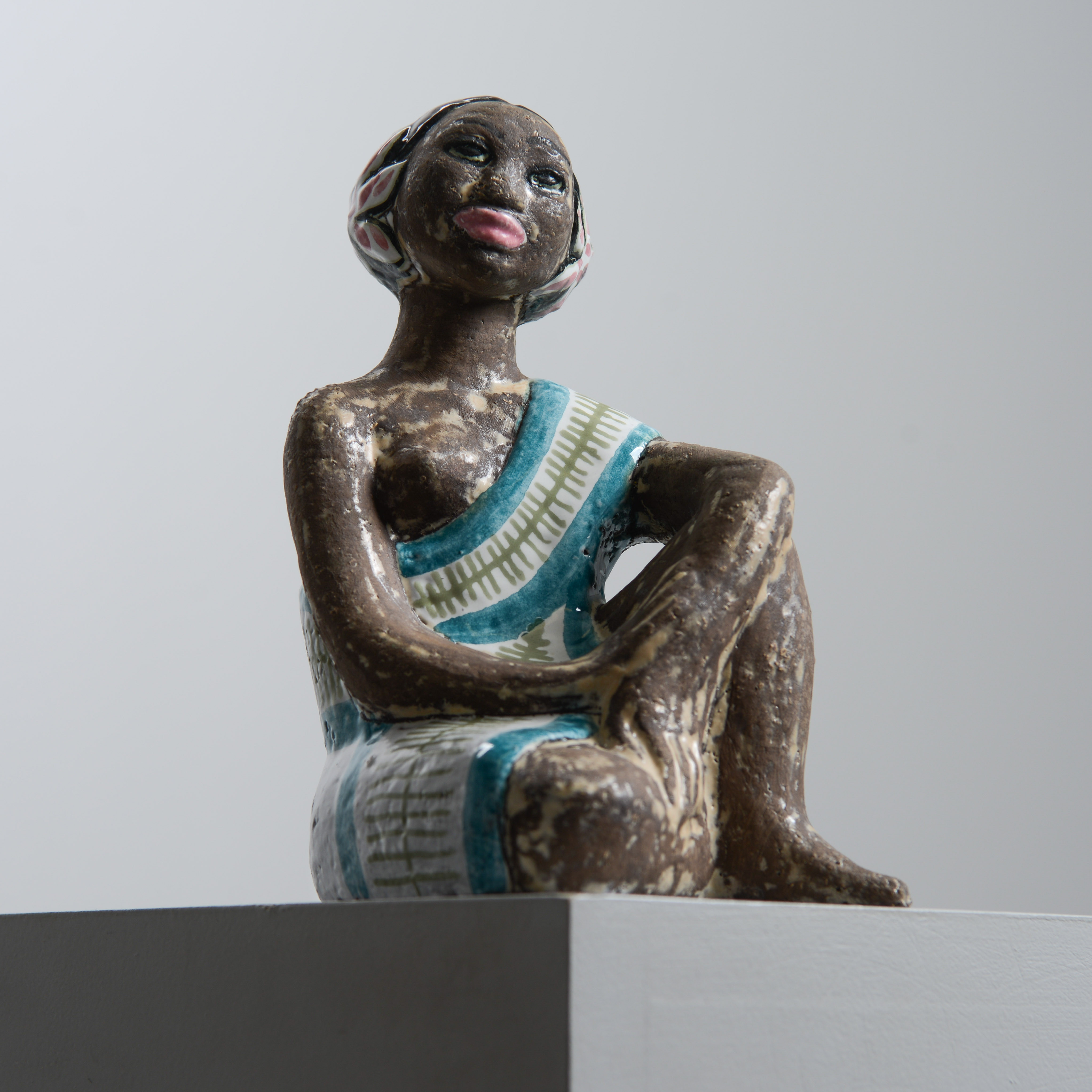 MARI SIMMULSON. Sittande kvinna, modell 4355, Upsala Ekeby, 1958-68.