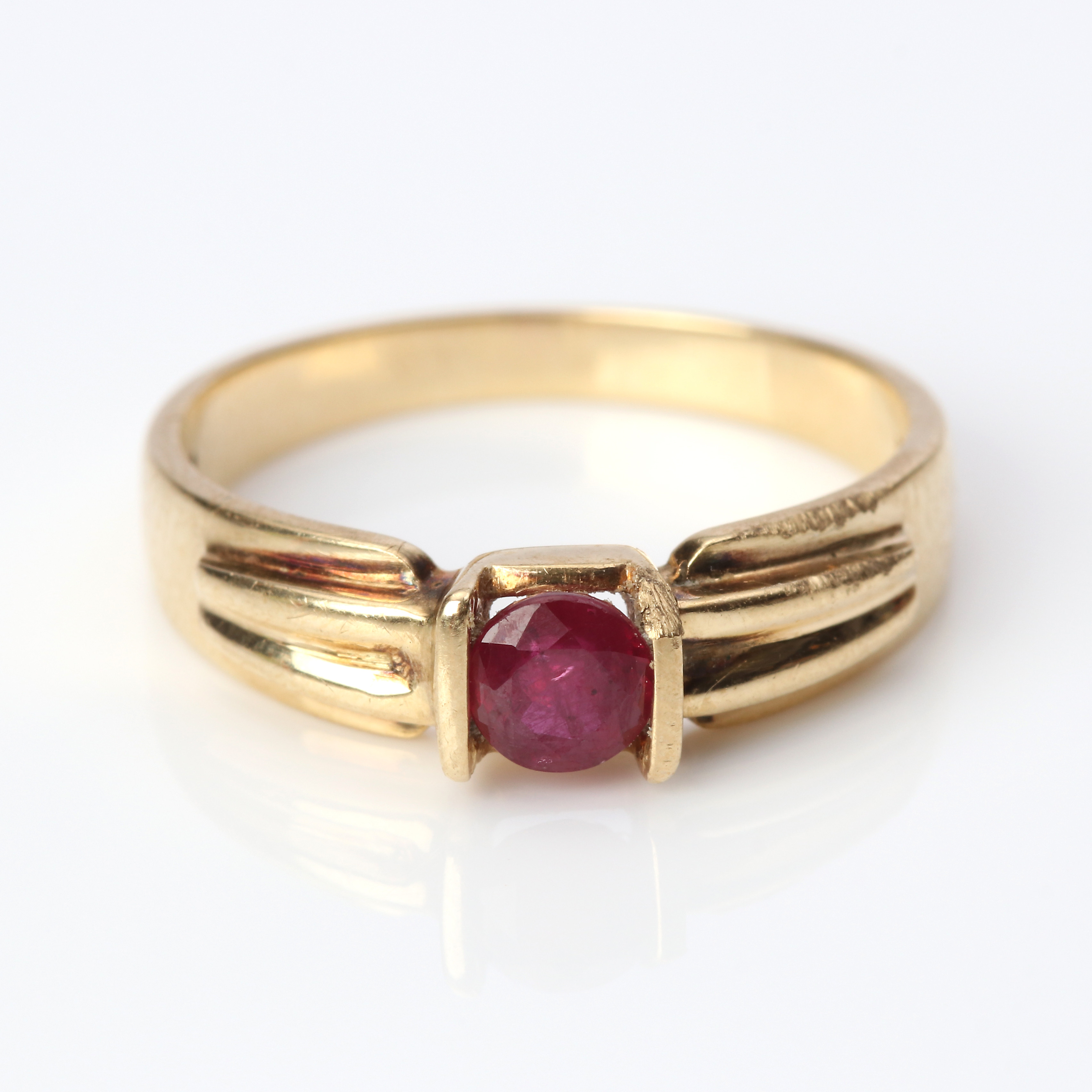 RUBINRING. 14k guld med en oval fasetterad rubin, totalvikt ca 3,6 gram.