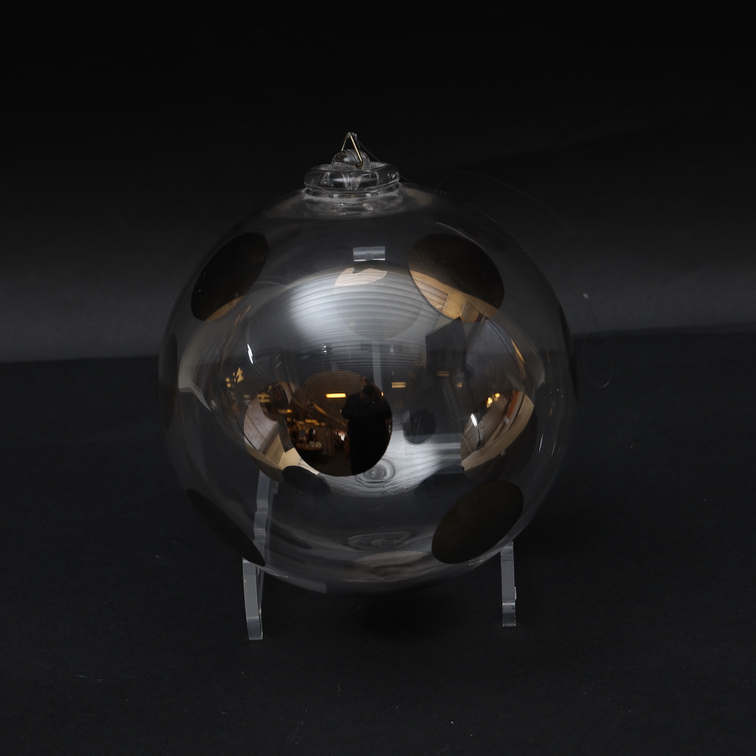 ANNE NILSSON. Fönsterhänge, med delvis försvilrad dekor, monogramsignerad.