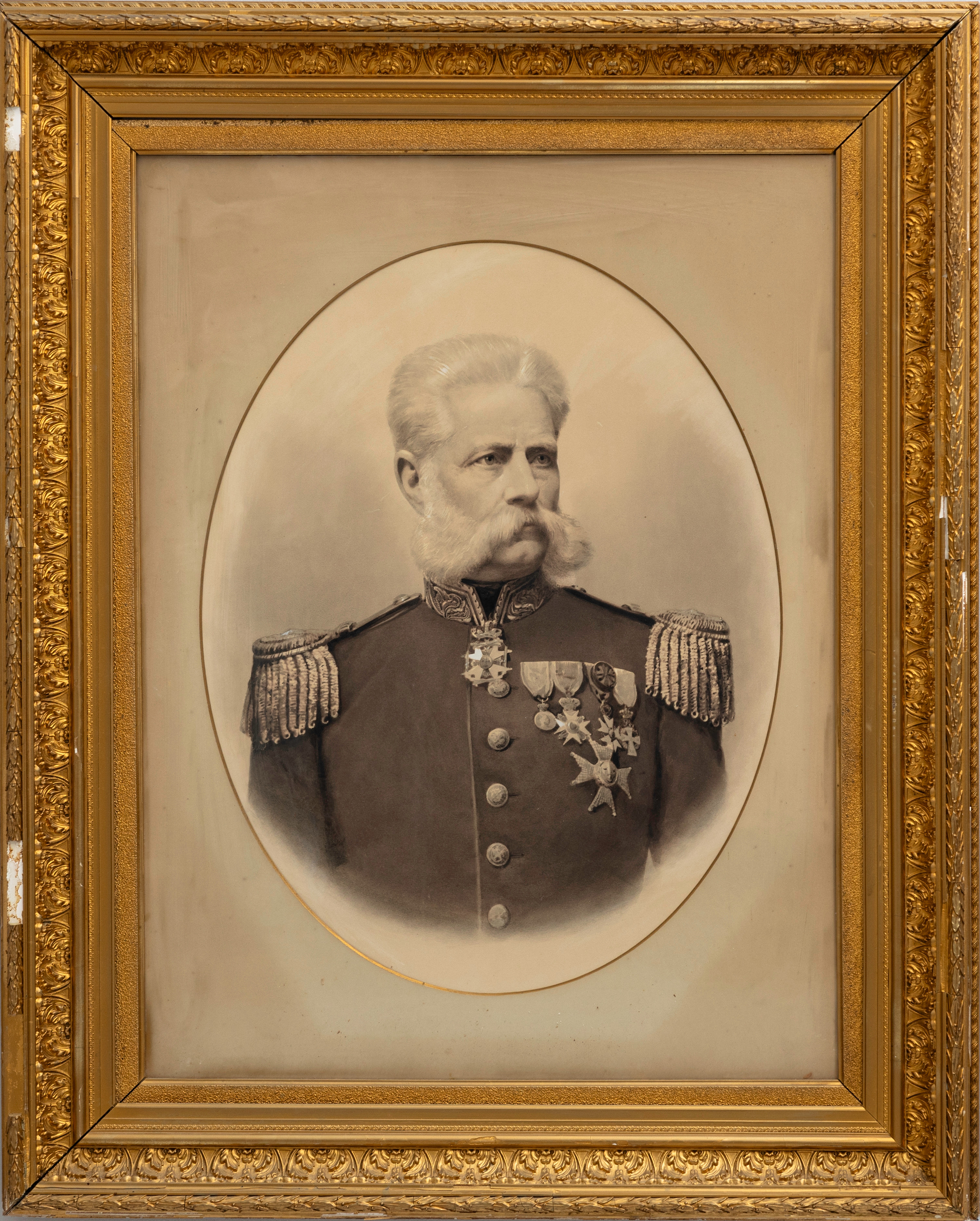 MILITÄRT PORTRÄTT, förstorat fotografi med senare bemålning, 1900-tal.