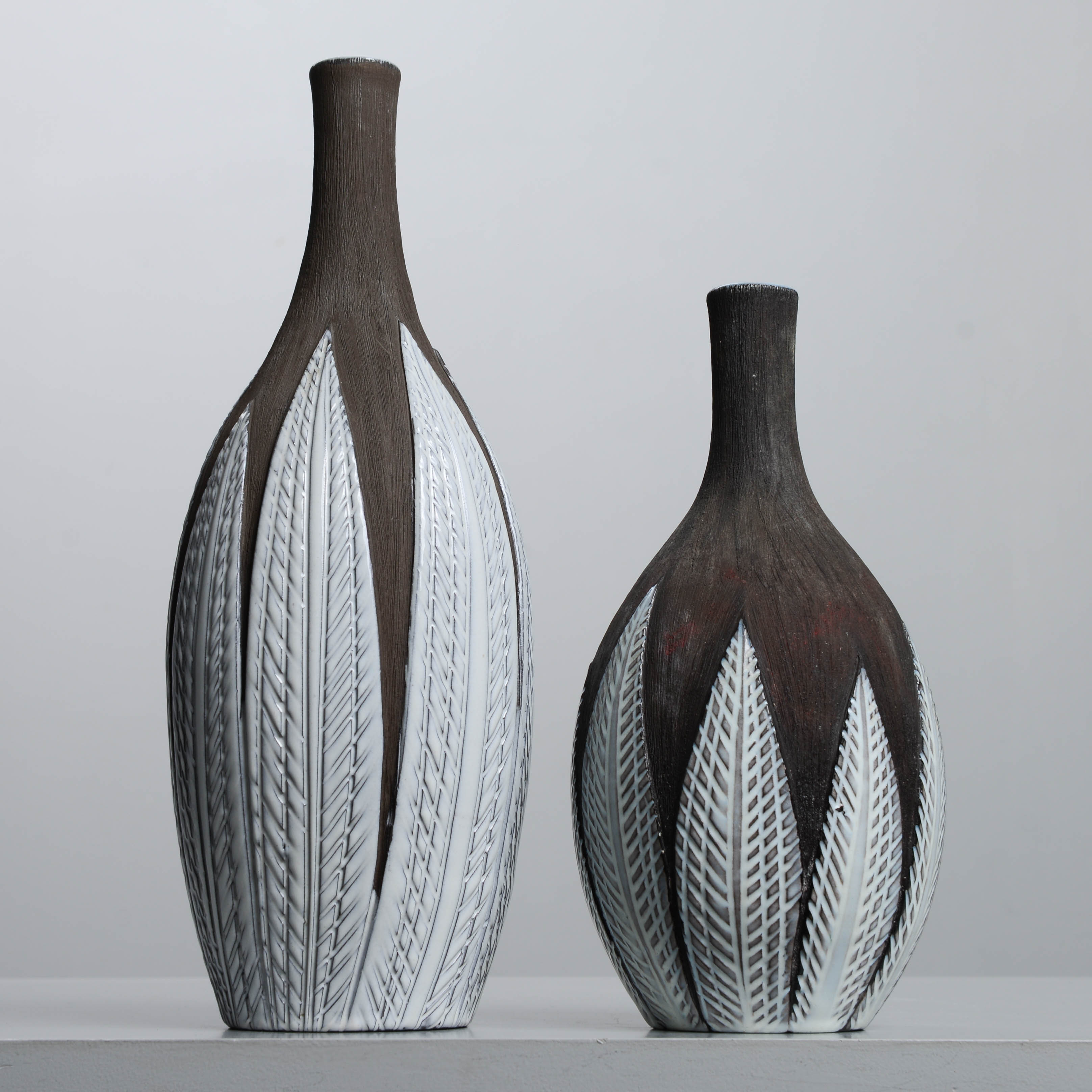 ANNA-LISA THOMSON. "Paprika", vaser, 2 st, modell 1018+1019, Upsala-Ekeby, 1949-69.