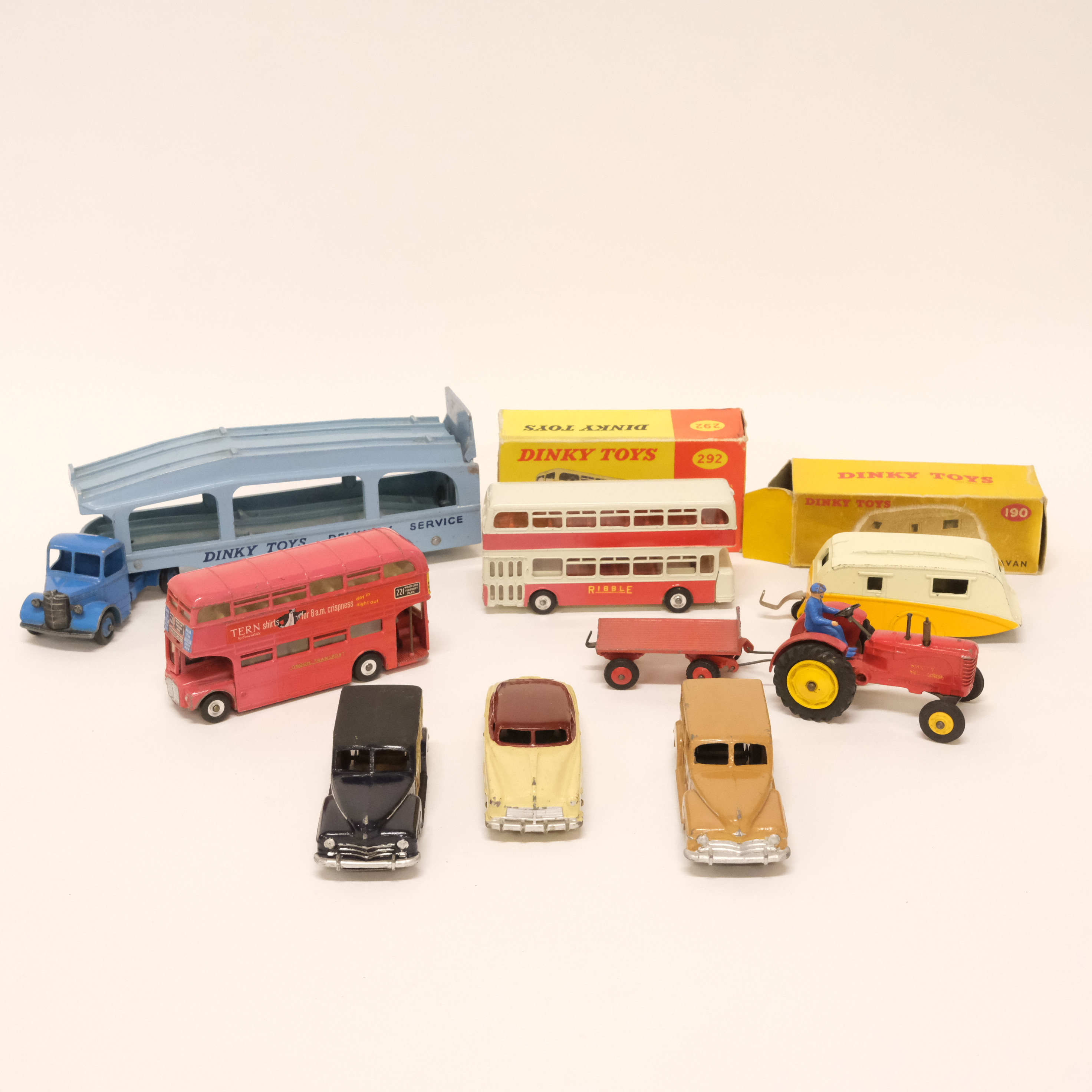 DINKY TOYS. ÅTTA MODELLBILAR. MECCANO, ENGLAND.