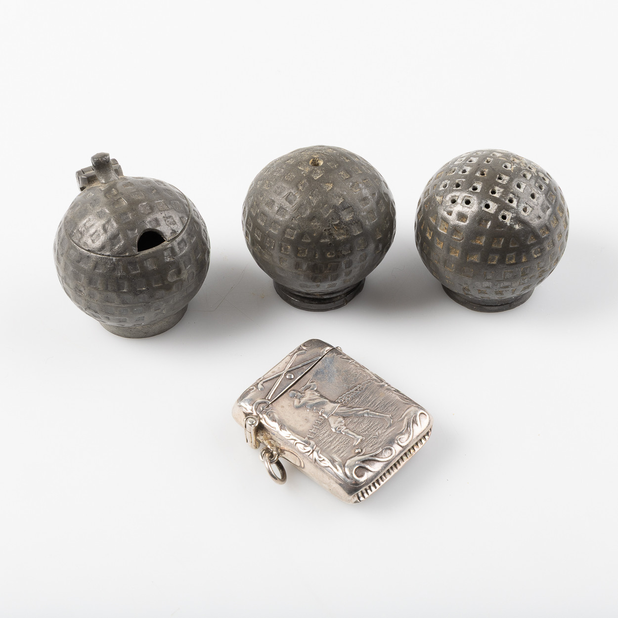 KRYDDSET, 3 dlr. i tenn, 'Golfbollar', 1 tändsticksetui i silver med golfmotiv.