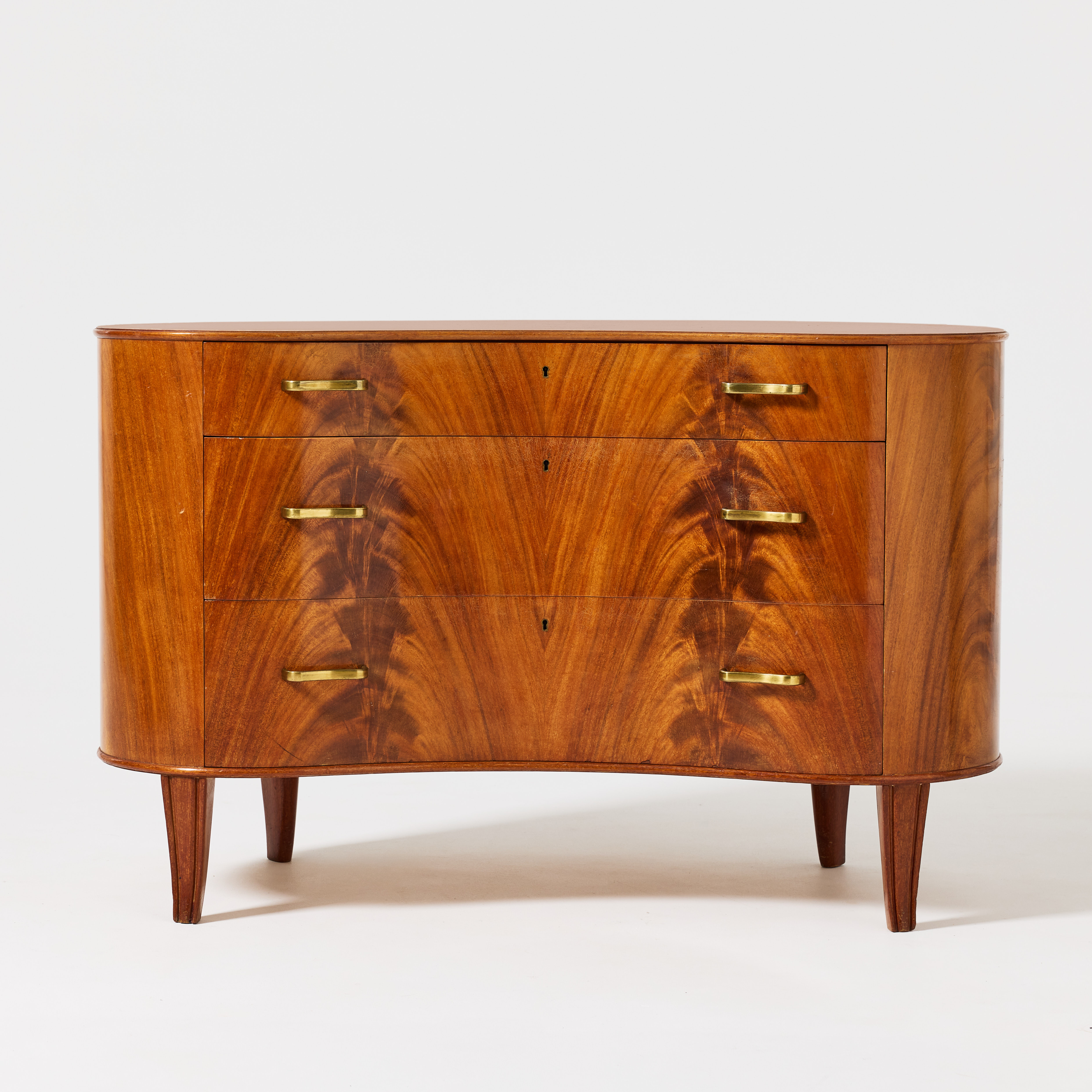 AXEL LARSSON. Byrå, A.B- Svenska Möbelfabrikerna, Bodafors, 1940-tal, Swedish Modern, mahogny med beslag i mässing.