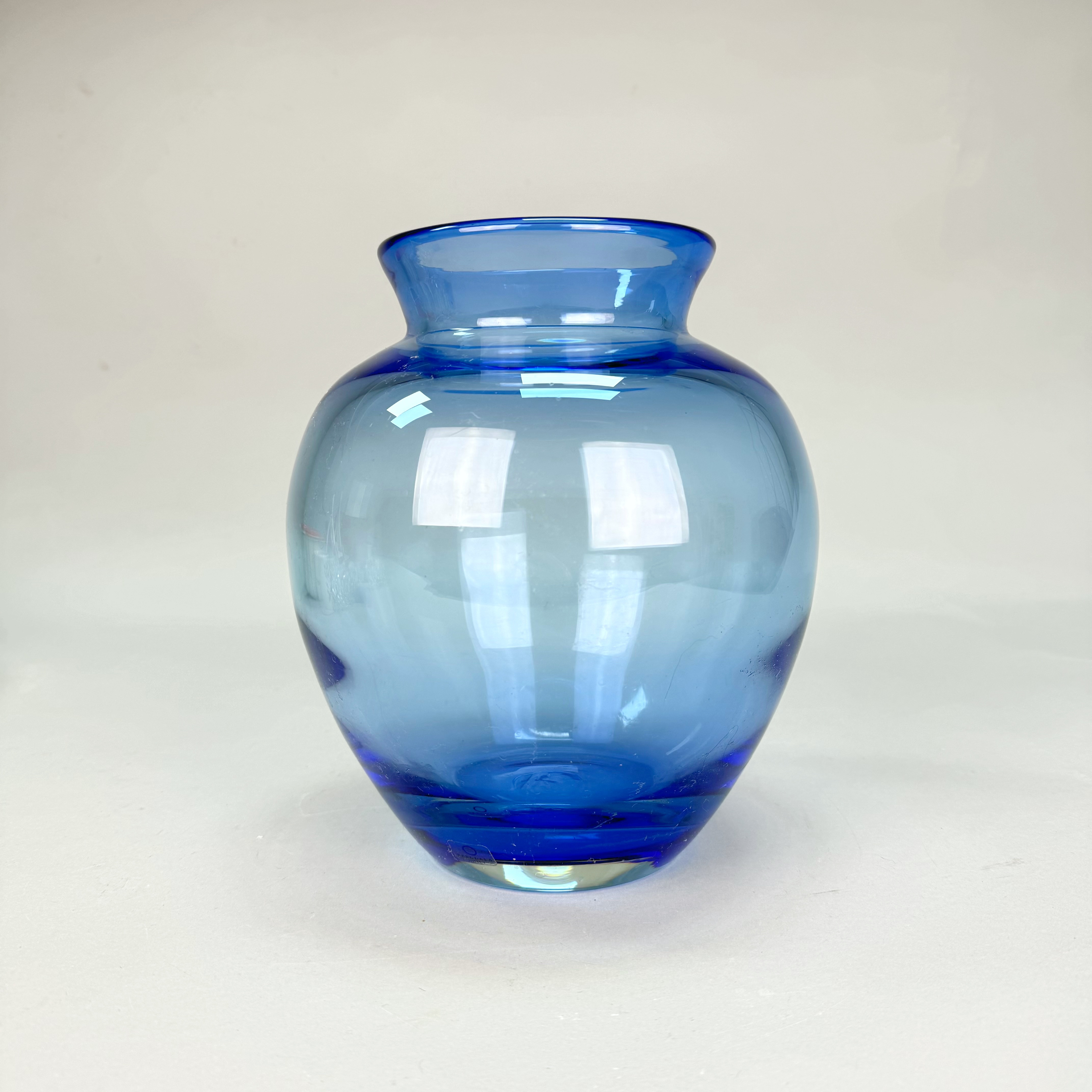 VAS, glas, Etikettmärkt Bergdala glasbruk Sweden.