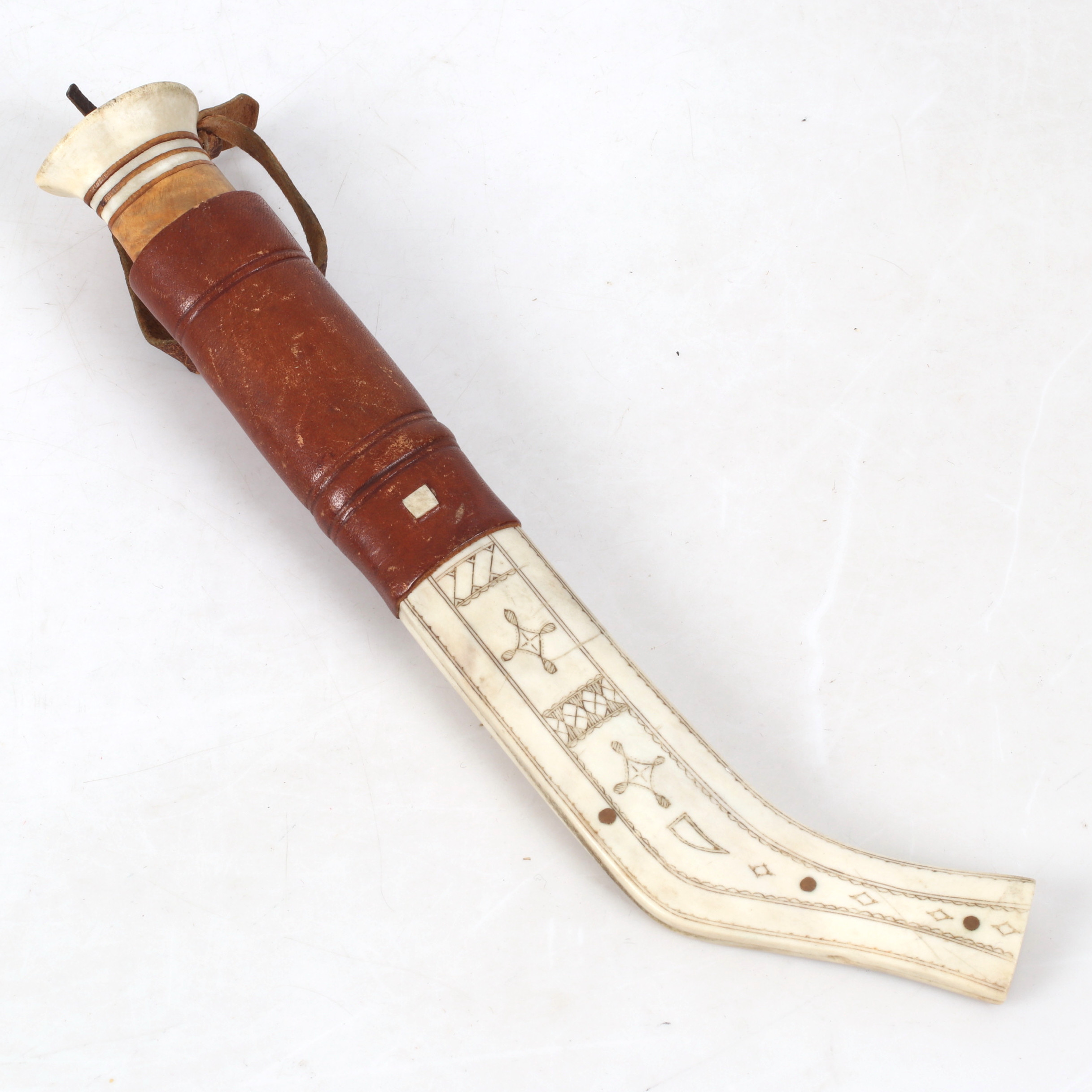 JOHAN FANKKI BILLFJÄRD. Kniv, läder, horn, monogramsignerad.